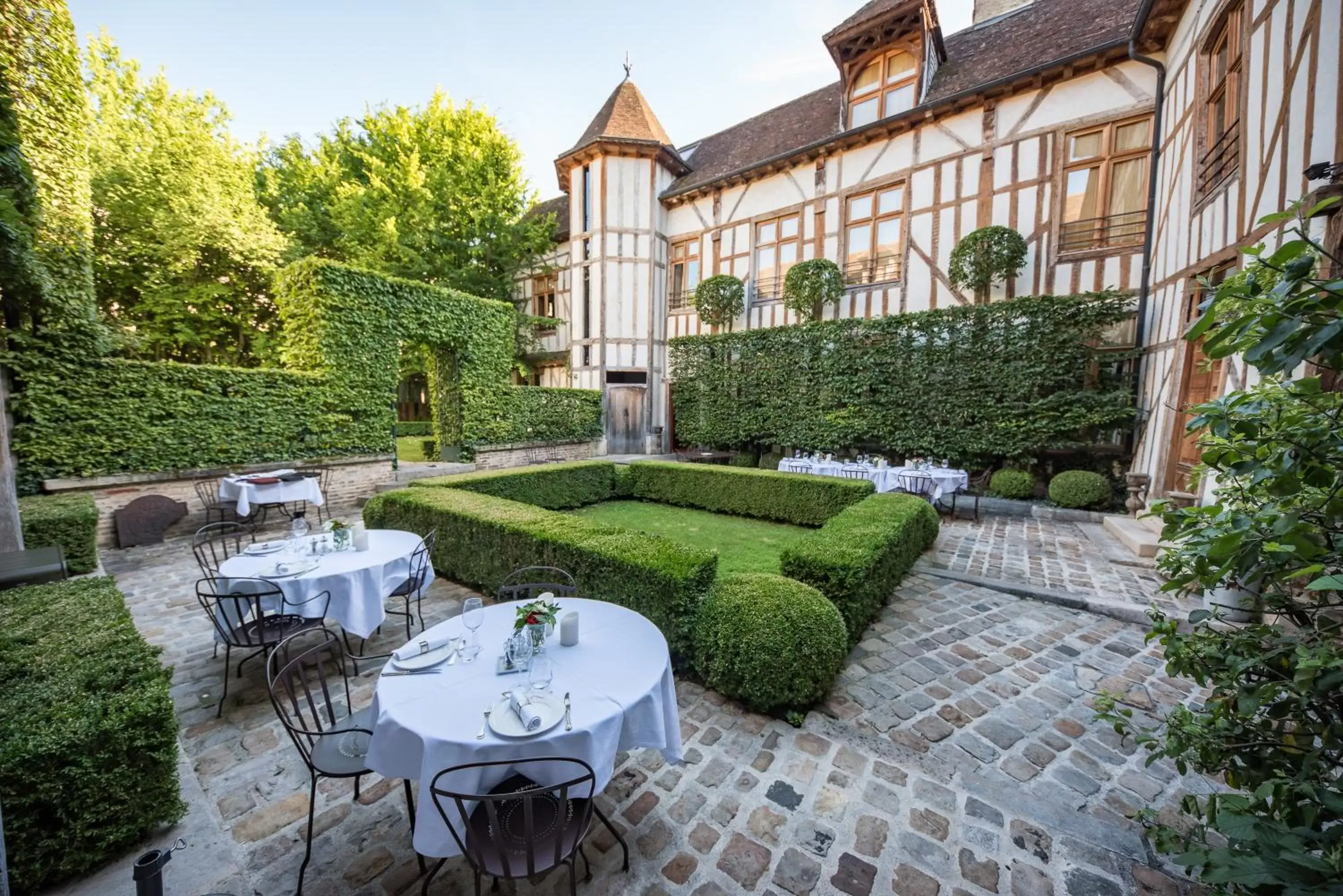 Inner courtyard view in Hôtel la Maison de Rhodes & Spa