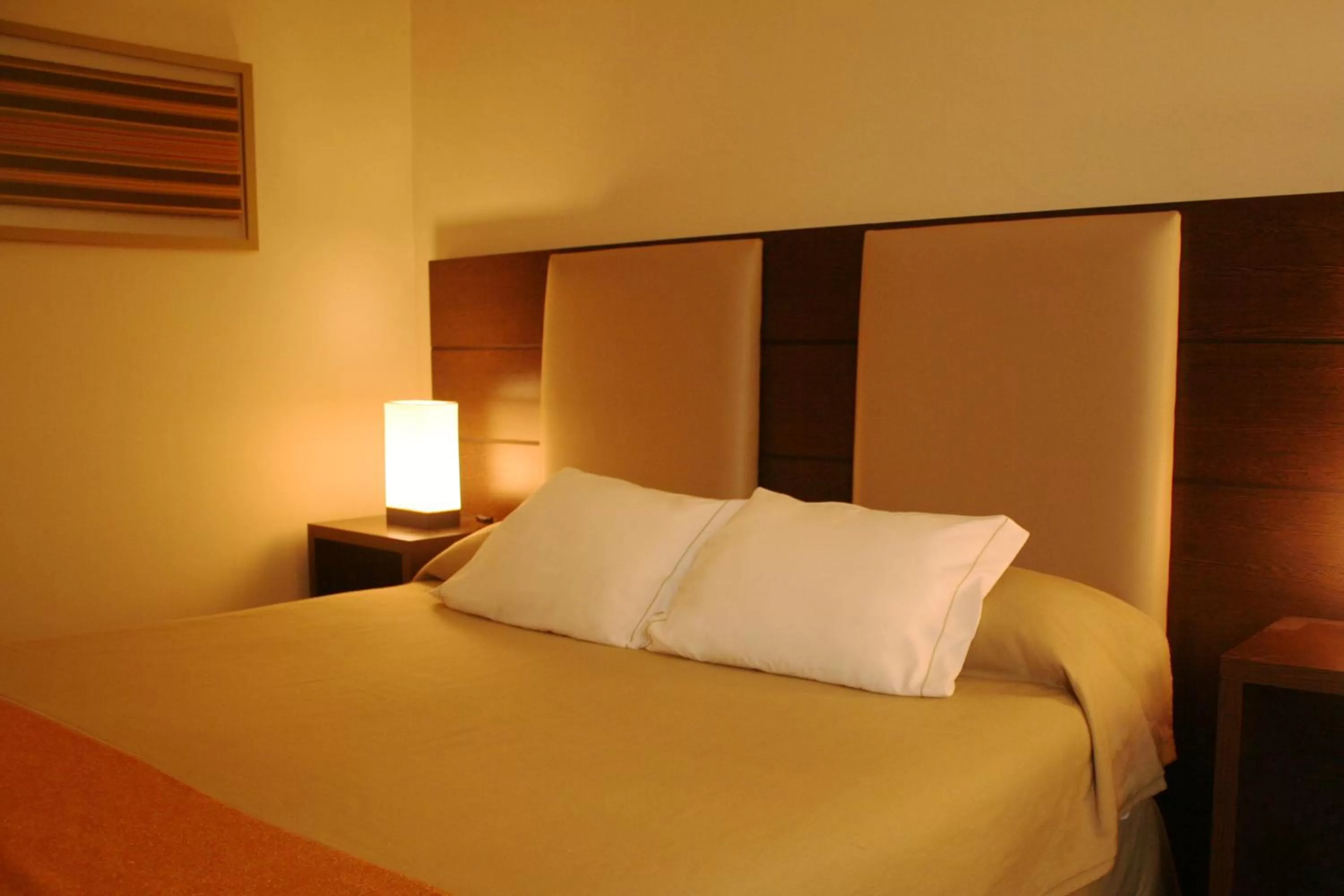 Bedroom, Bed in Gran Hotel Argentino