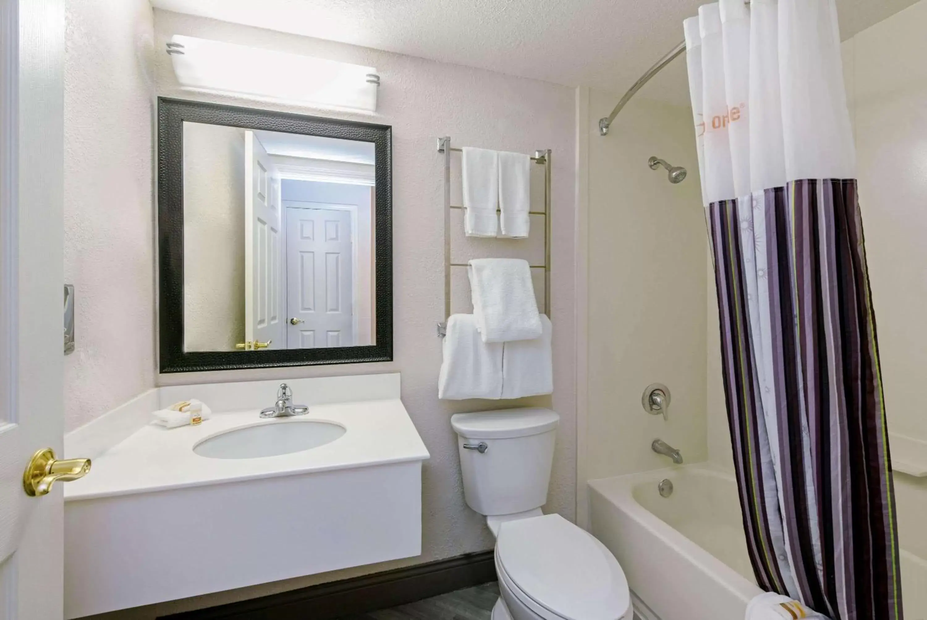Bathroom in La Quinta by Wyndham New Orleans Airport