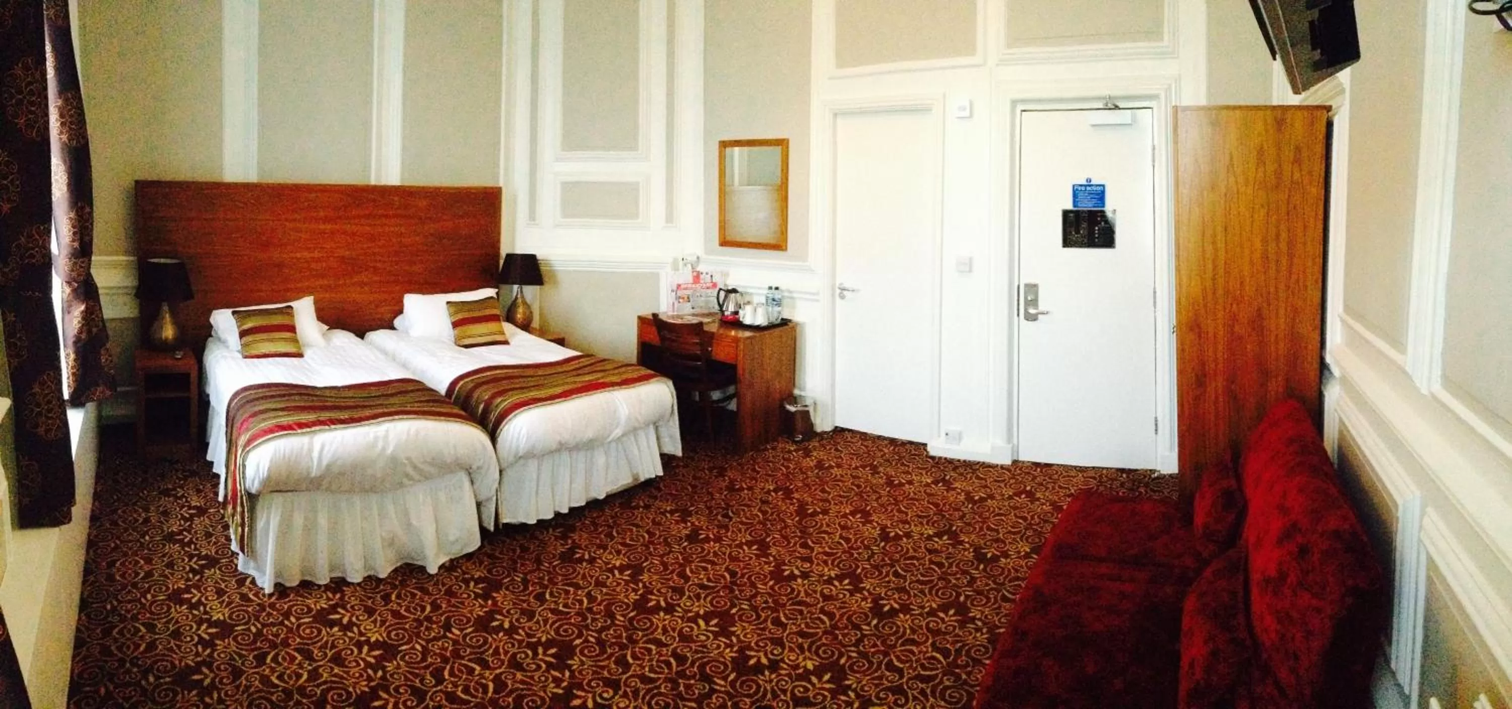 Bedroom, Bed in The Three Tuns Hotel Wetherspoon