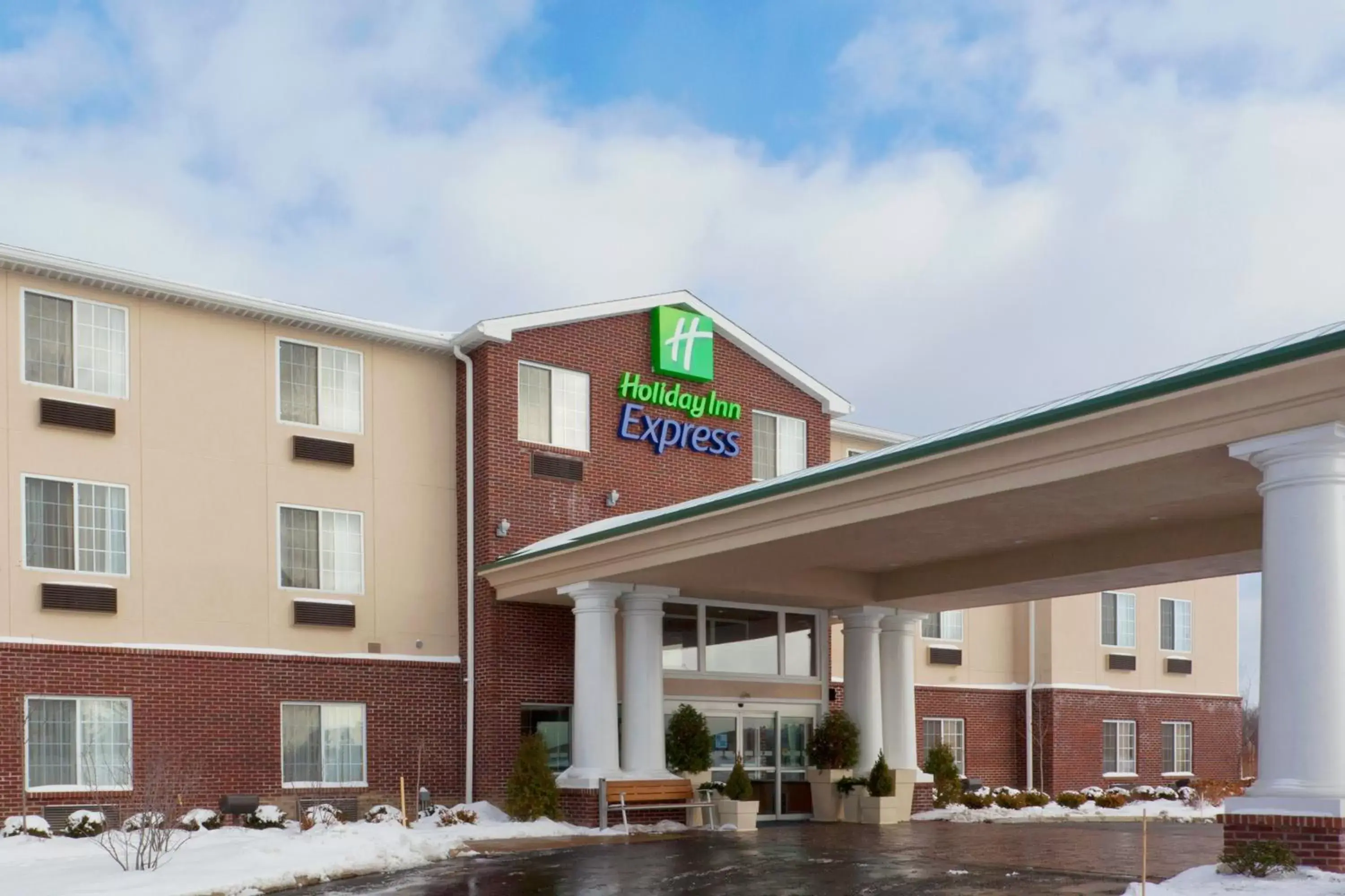 Property building in Holiday Inn Express & Suites Ashtabula-Geneva, an IHG Hotel