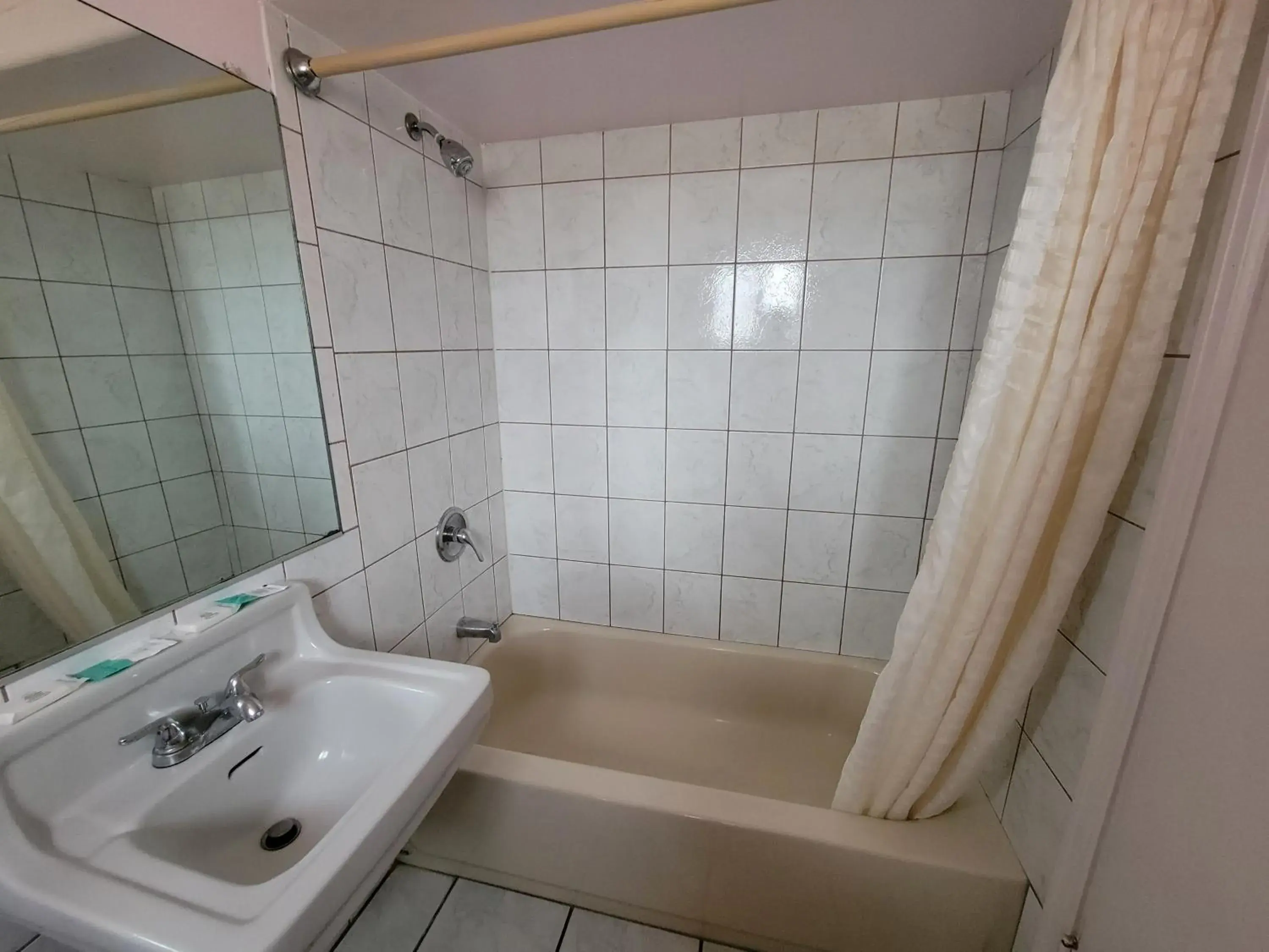 Bathroom in Emerald Inn & Lounge