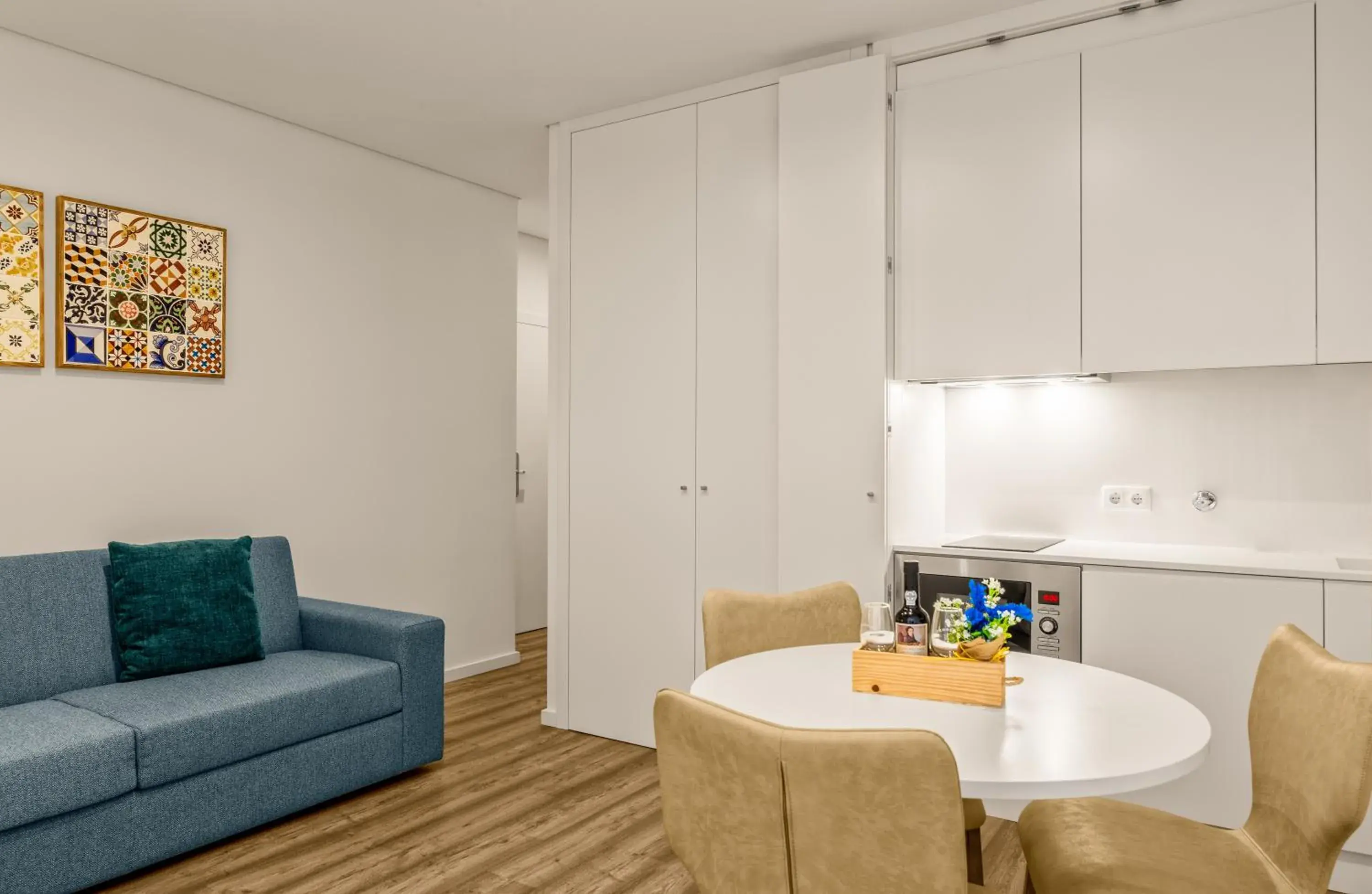 Kitchen or kitchenette, Dining Area in 296 Heritage Apartments