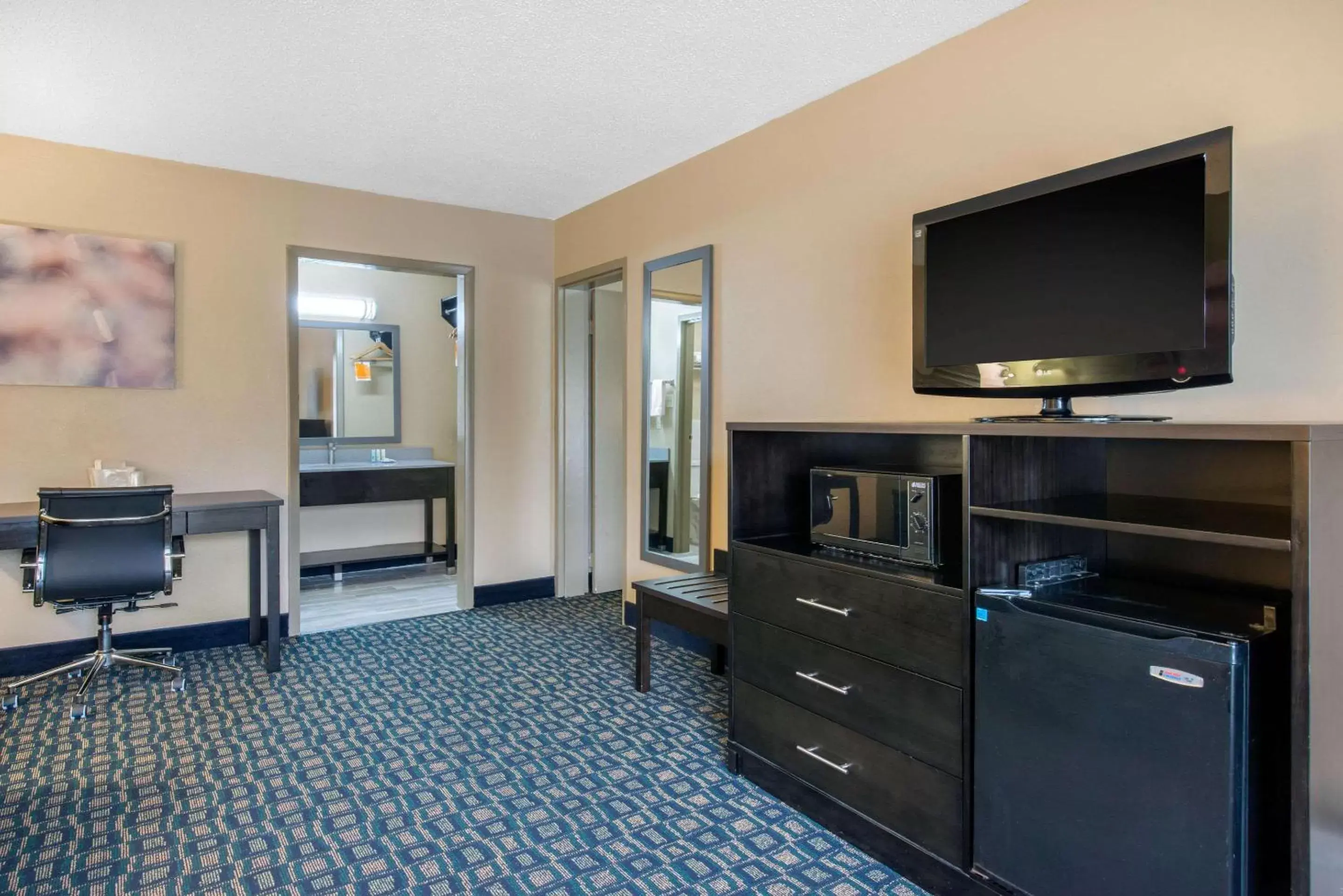 Photo of the whole room, TV/Entertainment Center in Quality Inn & Suites Brooksville I-75/Dade City