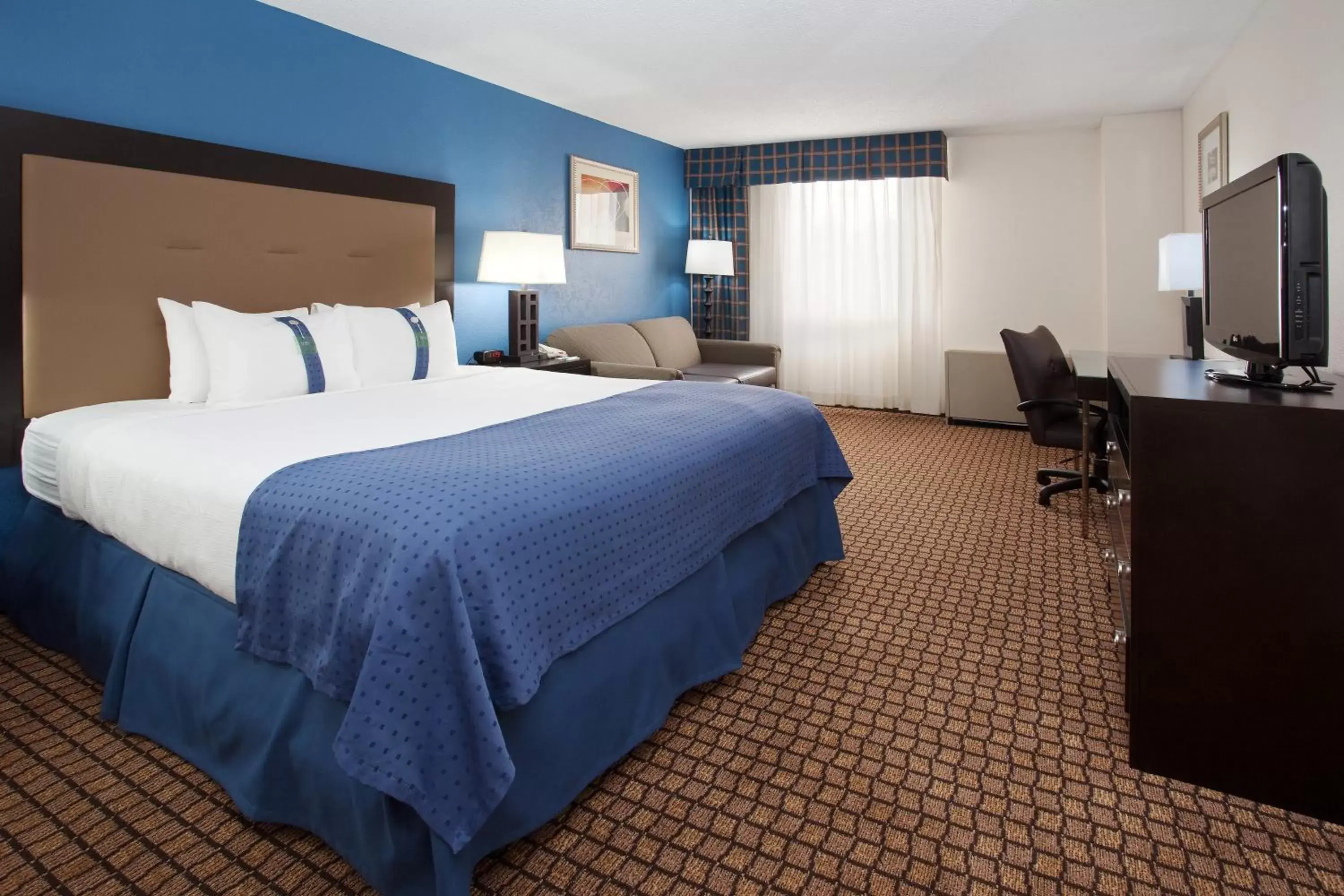 Photo of the whole room, Bed in Ramada Plaza by Wyndham Sheridan Hotel & Convention Center