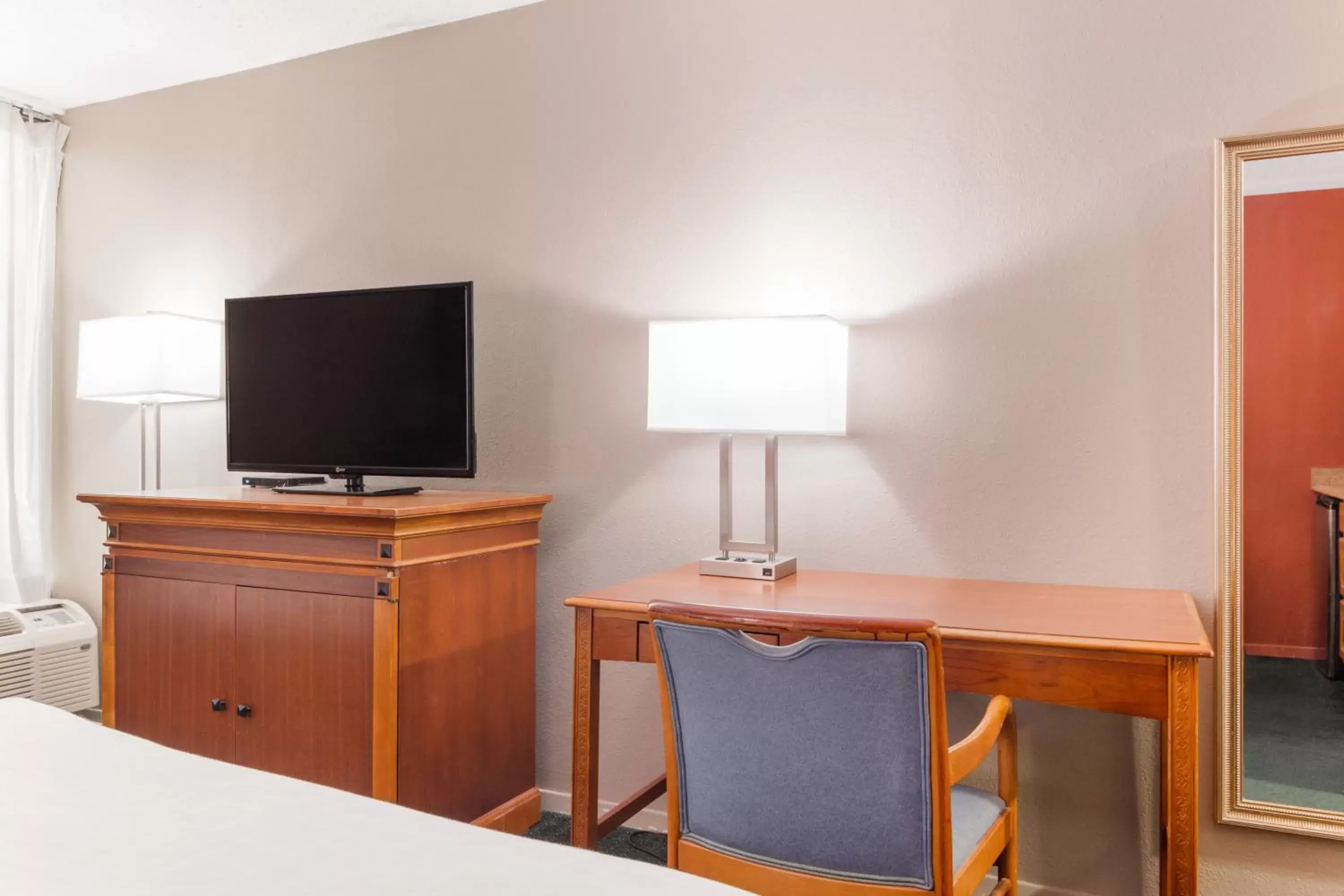 TV and multimedia, TV/Entertainment Center in LeBossier Hotel