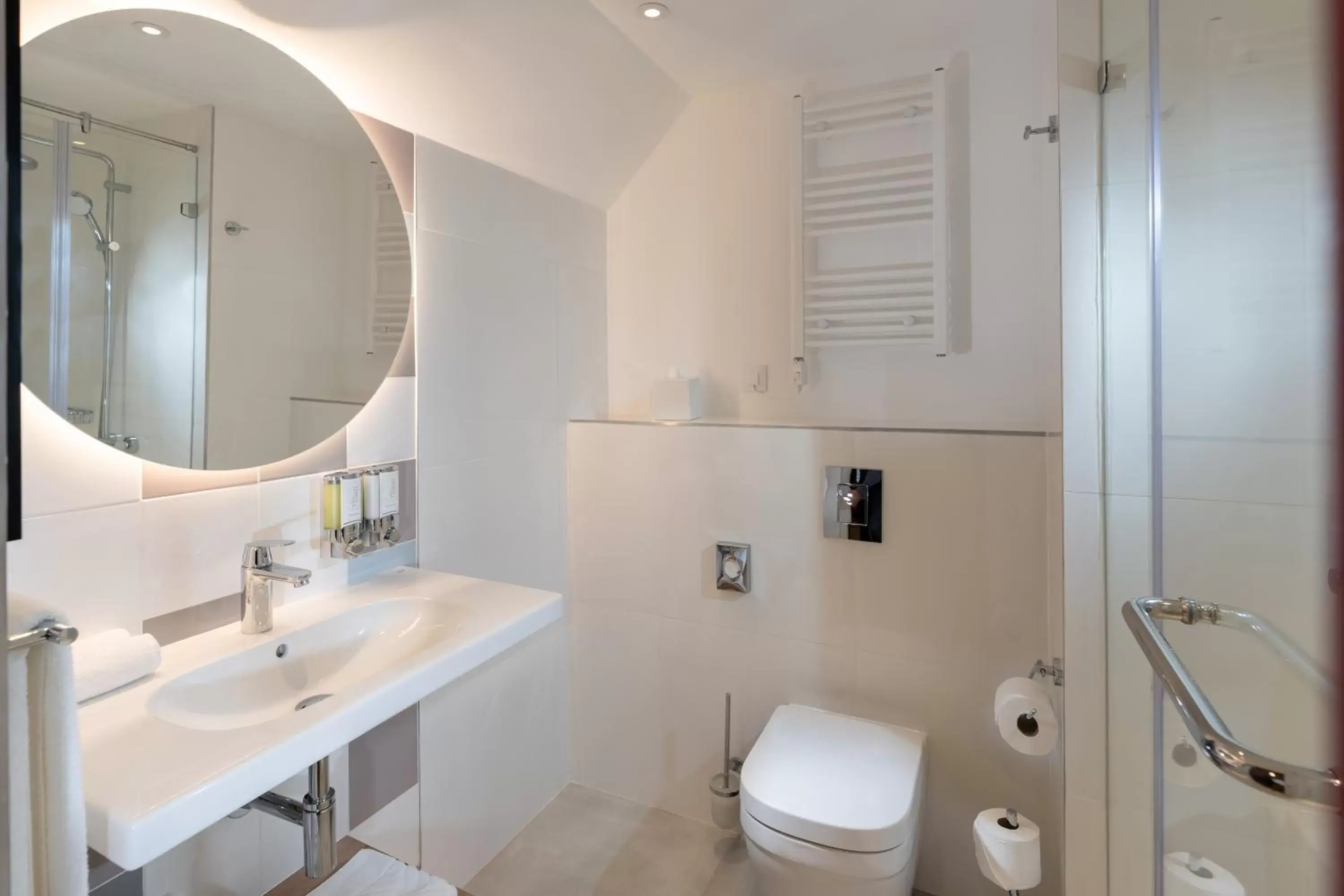 Bathroom in Hampton By Hilton Budapest City Centre