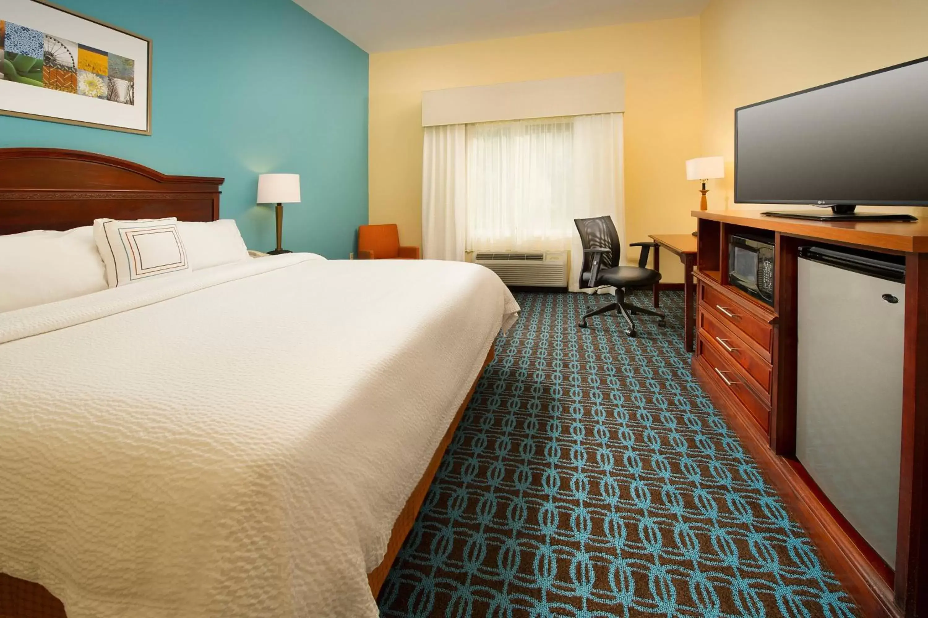 Photo of the whole room, Bed in Fairfield Inn & Suites by Marriott Marshall