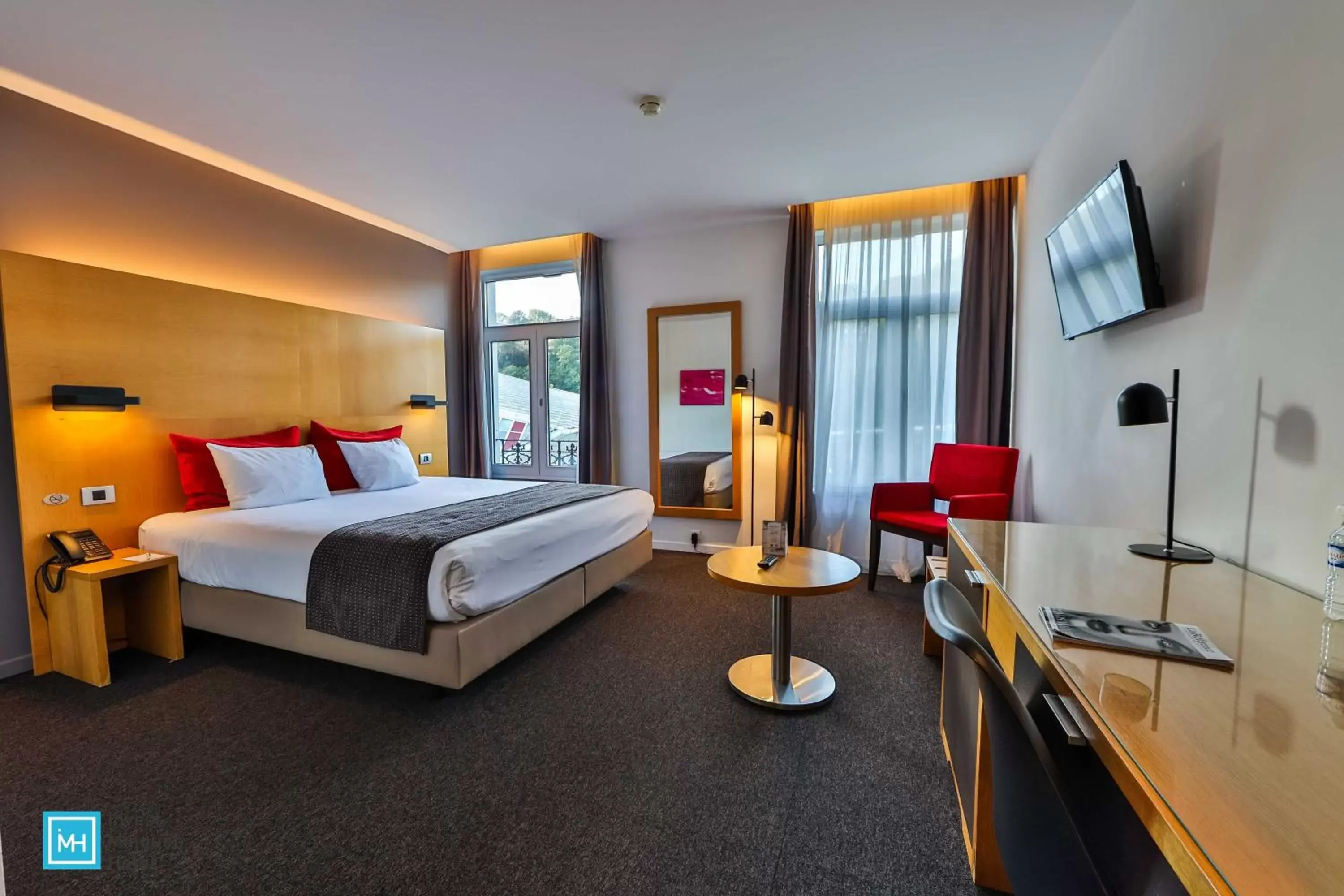 Bedroom in Hotel De La Couronne Liege