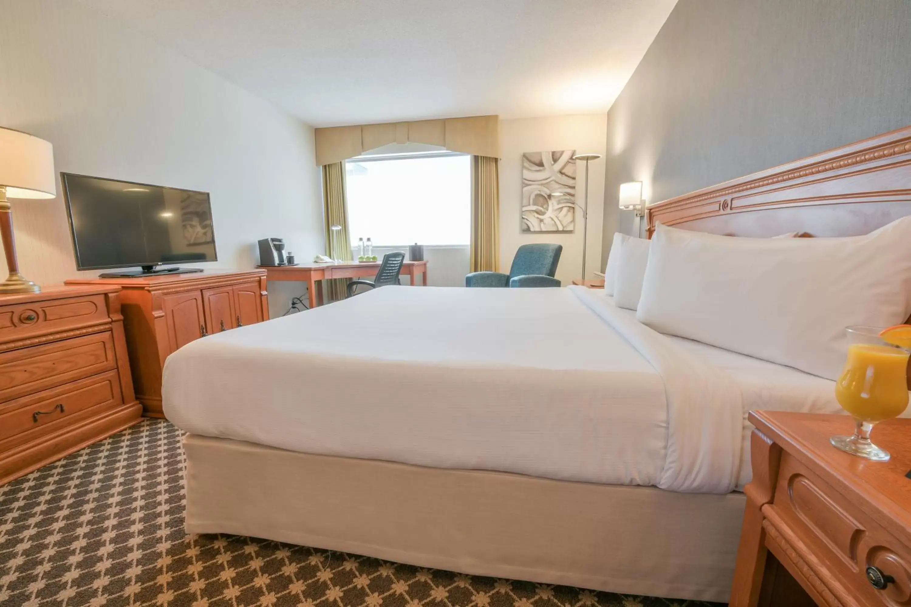 Bedroom, Bed in Hotel Universel Montréal