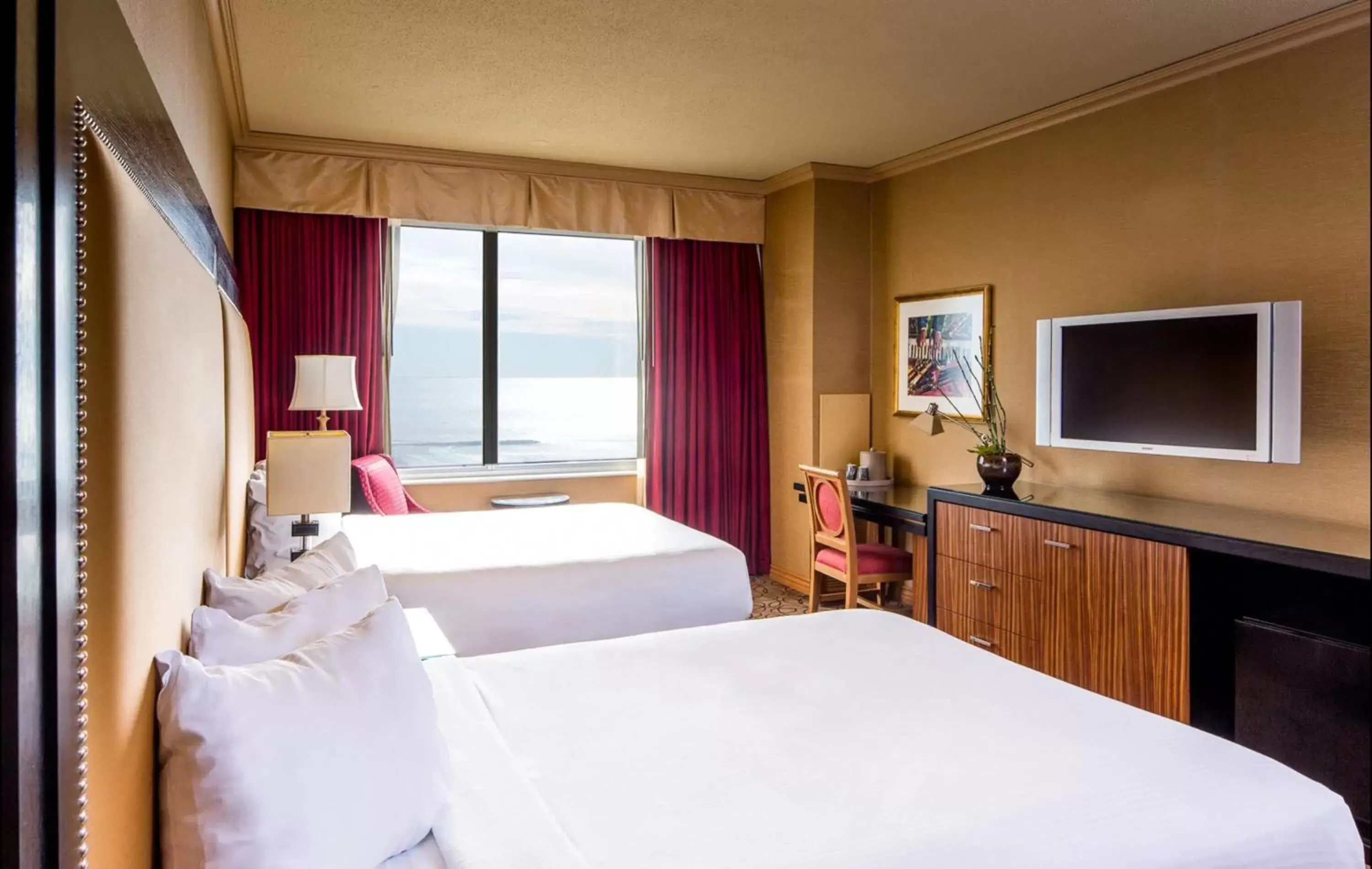 Bedroom, Bed in Showboat Hotel Atlantic City