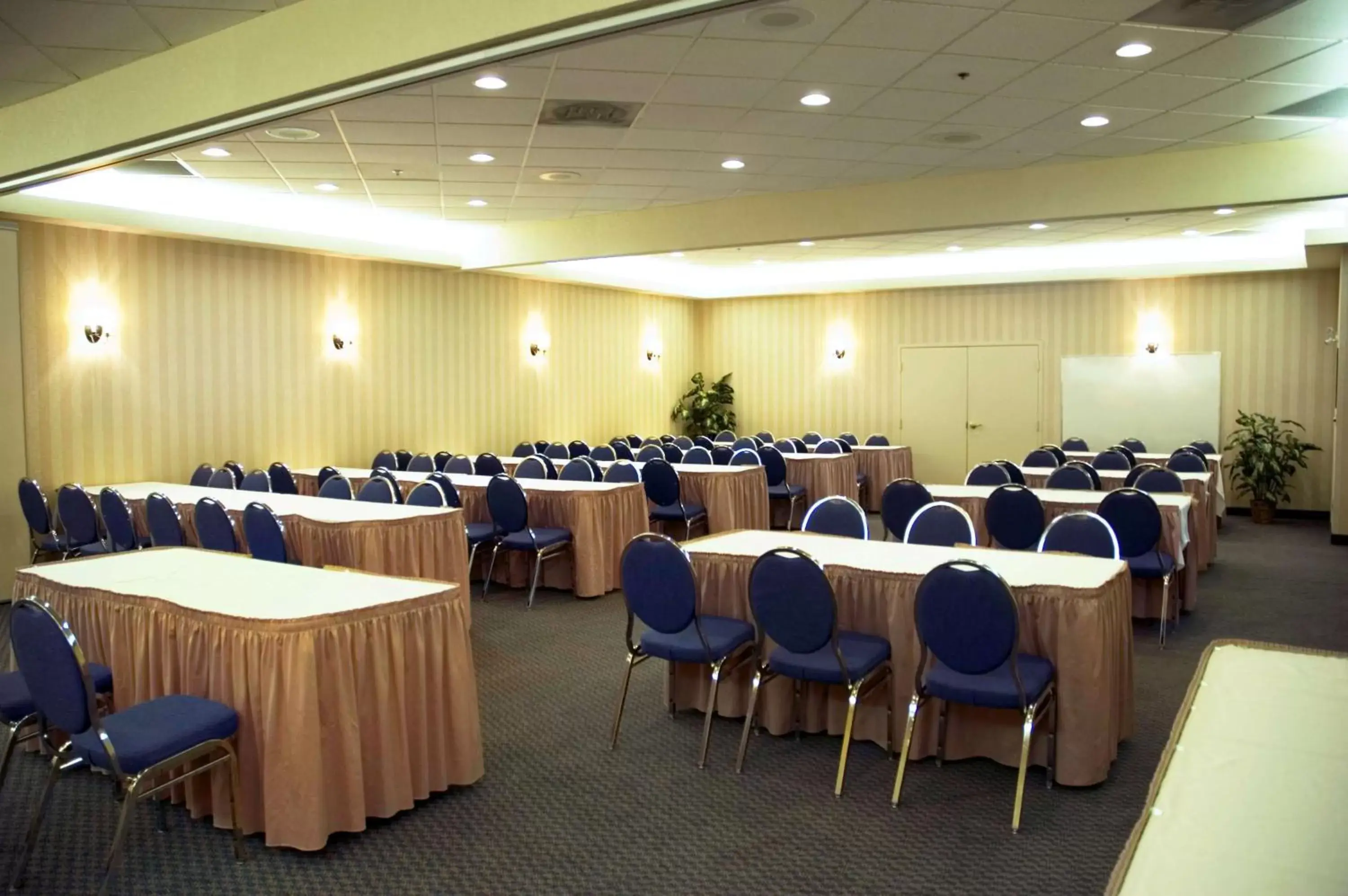 Meeting/conference room in Hampton Inn & Suites by Hilton Calgary University NW