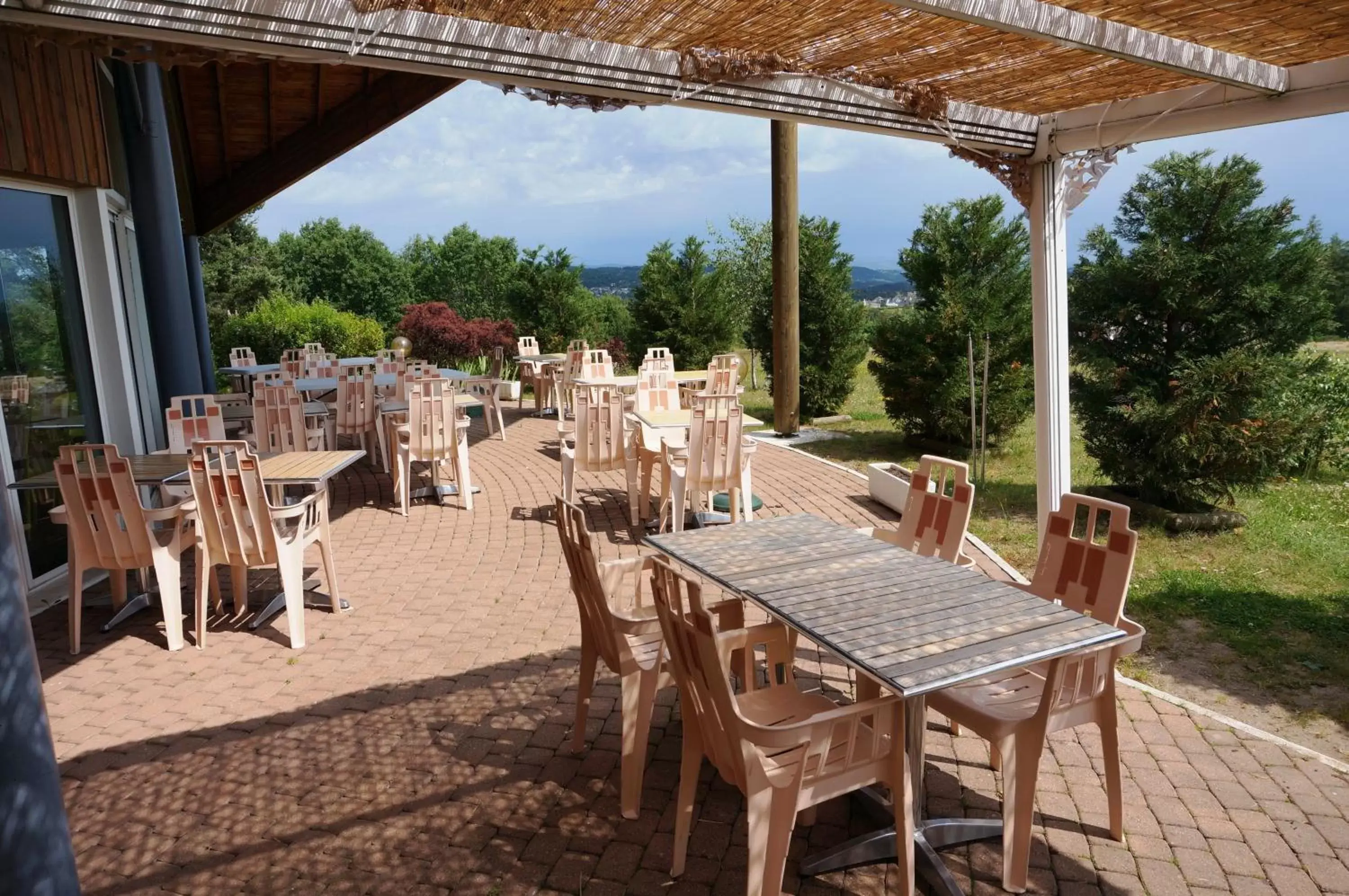 Garden view, Restaurant/Places to Eat in Les Portes d'Apcher