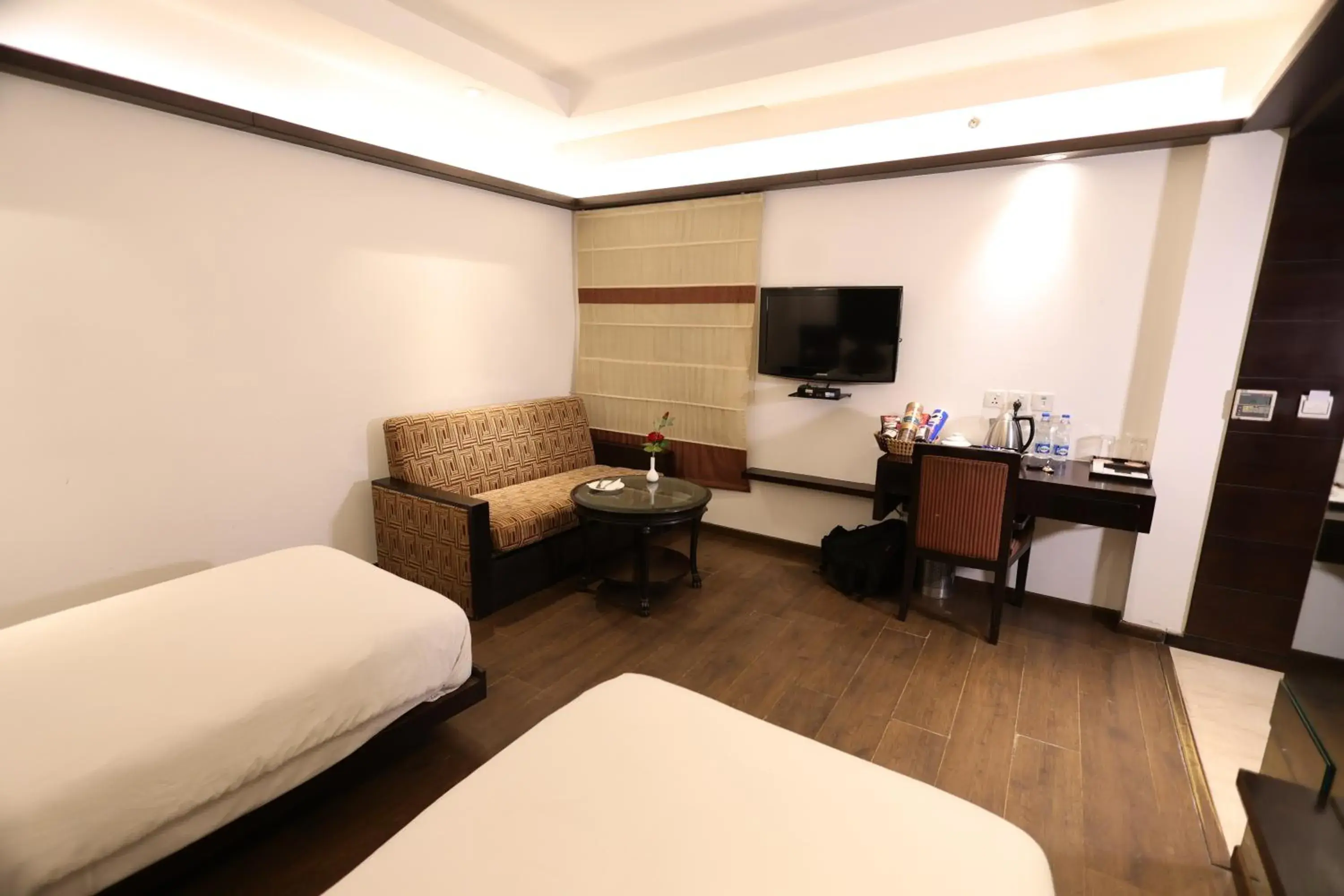 Bed, TV/Entertainment Center in Hotel GODWIN DELUXE - New Delhi Railway Station - Paharganj