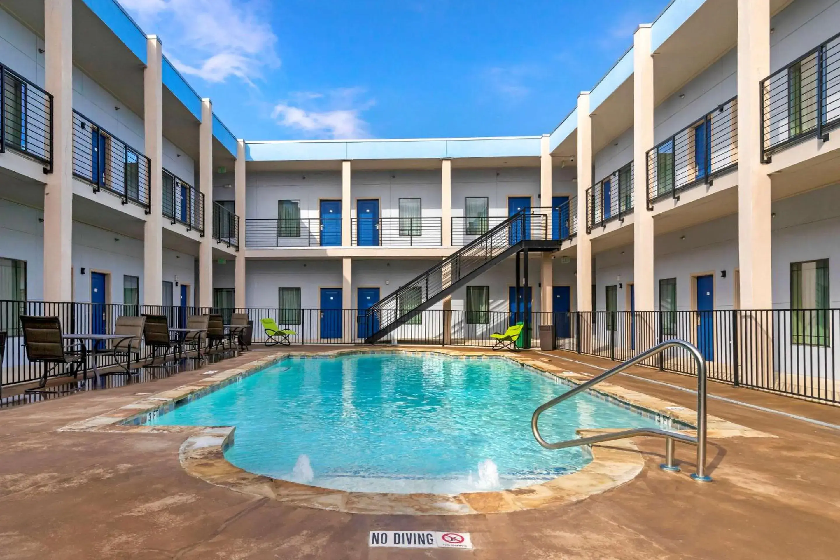 Pool view, Swimming Pool in Quality Inn & Suites Elgin by Choice Hotels Pool view, Swimming Pool in Quality Inn & Suites Elgin by Choice Hotels