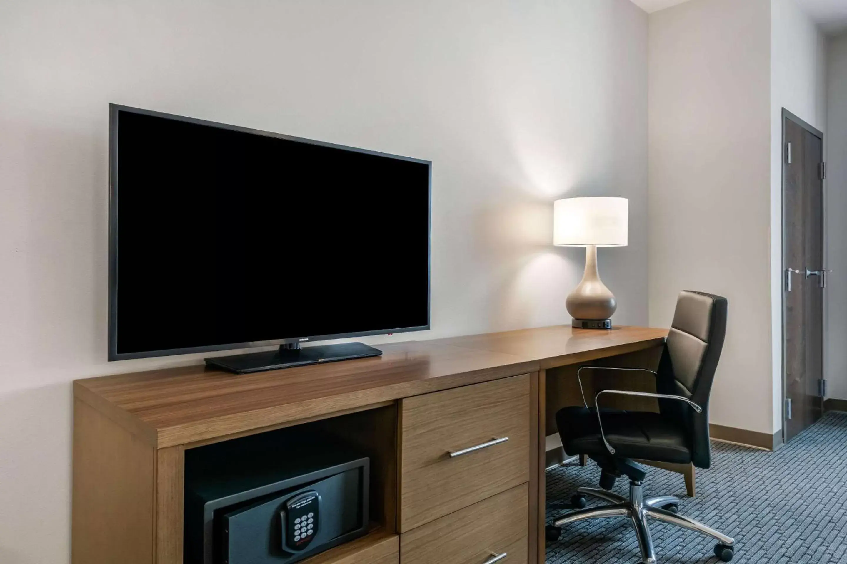 Photo of the whole room, TV/Entertainment Center in Comfort Suites Stuart-Hutchinson Island