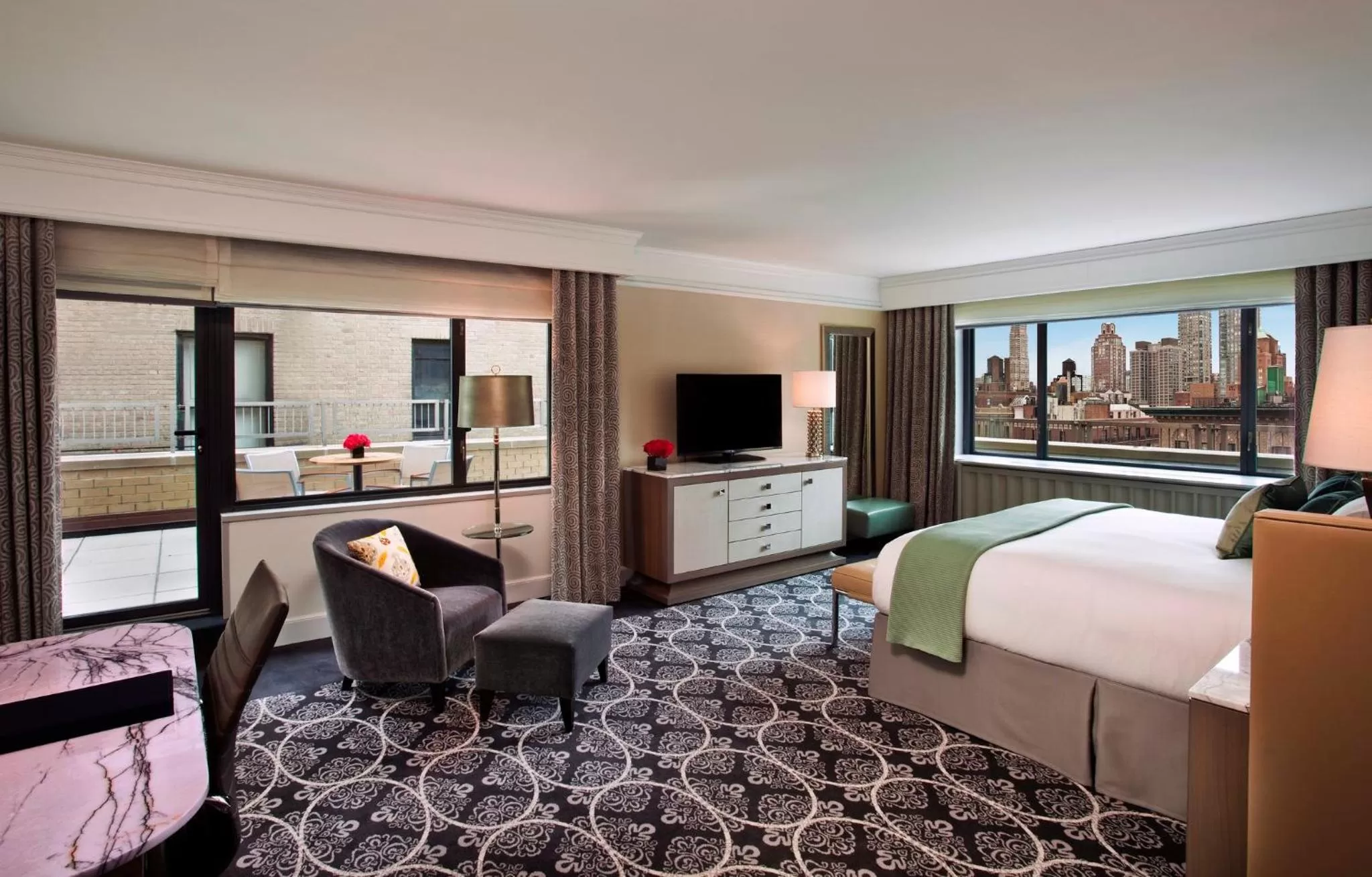 Photo of the whole room, Bed in Loews Regency New York Hotel