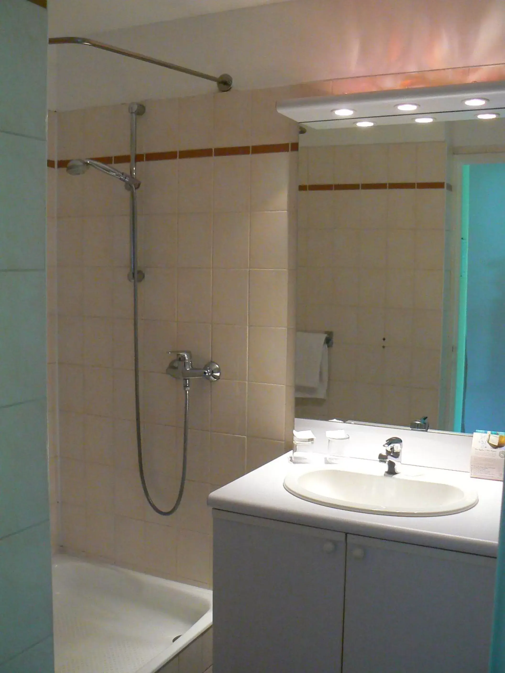 Shower, Bathroom in Château De La Motte Fenelon