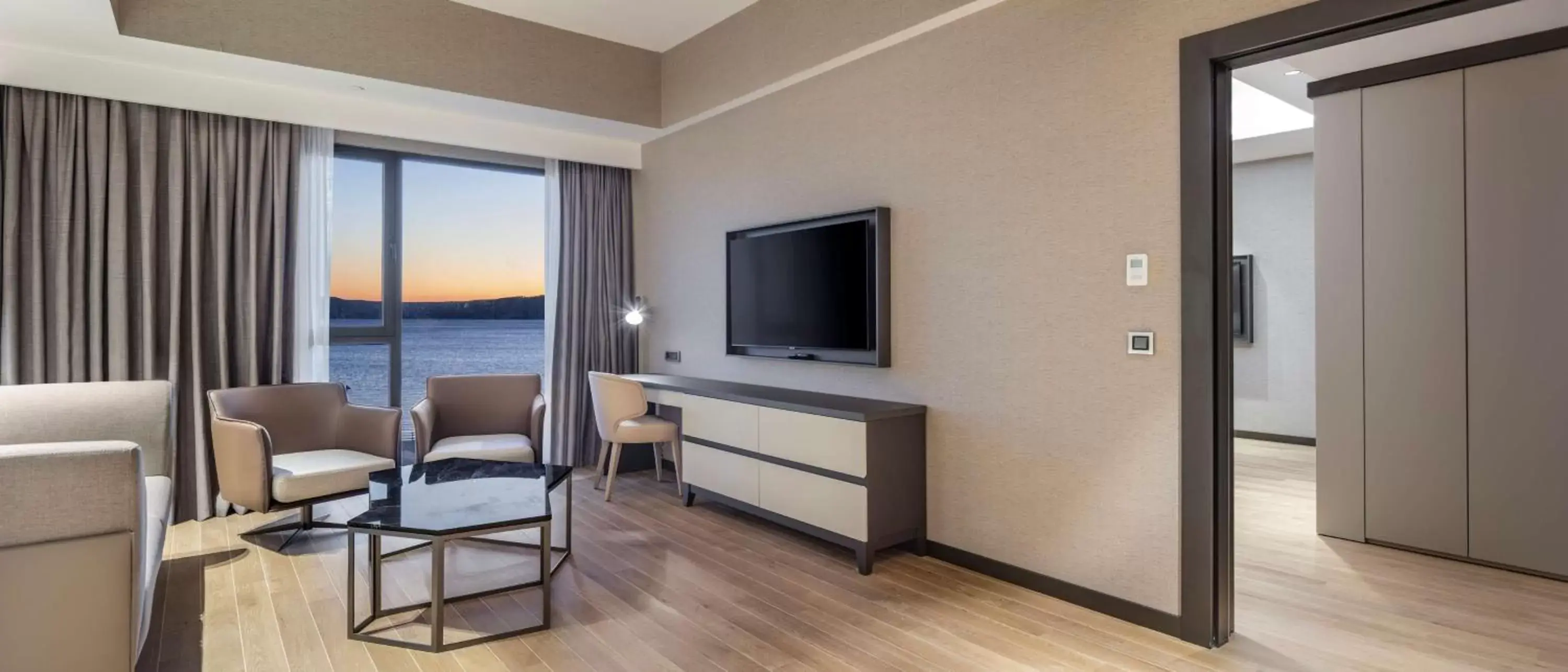 Bedroom, Seating Area in Doubletree By Hilton Canakkale