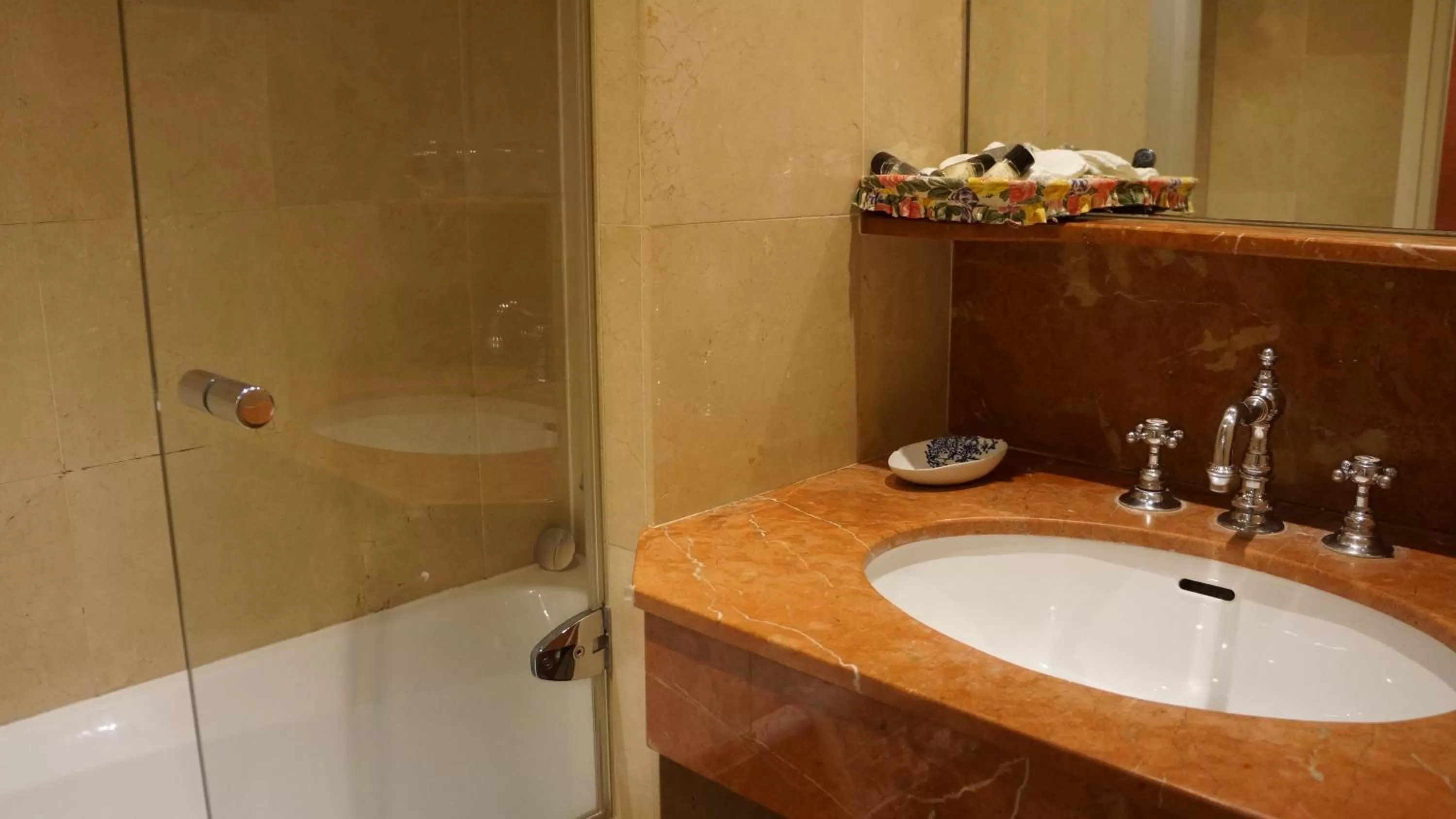 Bathroom in Le Relais Médicis