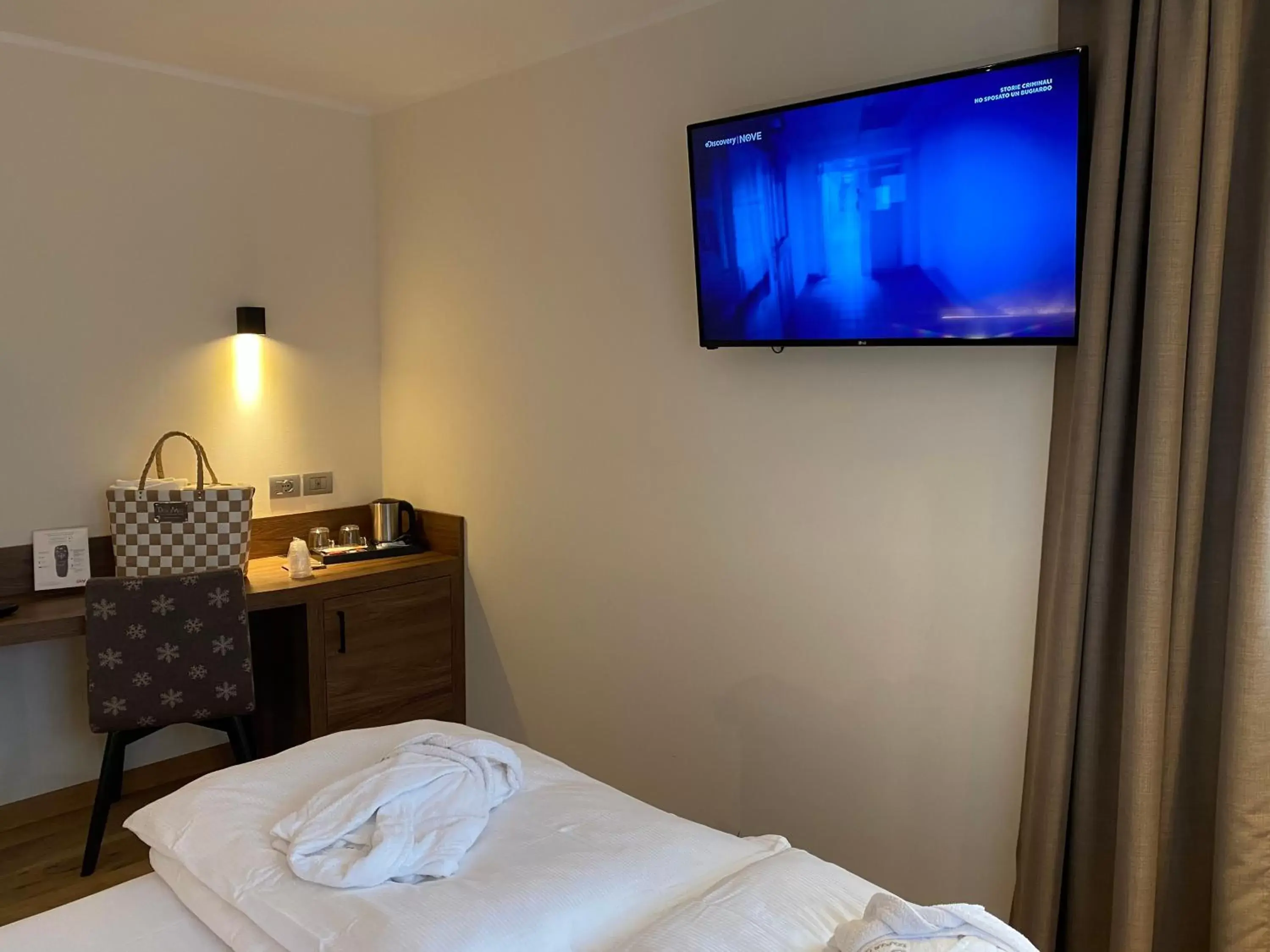 Bedroom, TV/Entertainment Center in Dolomeet Boutique Hotel