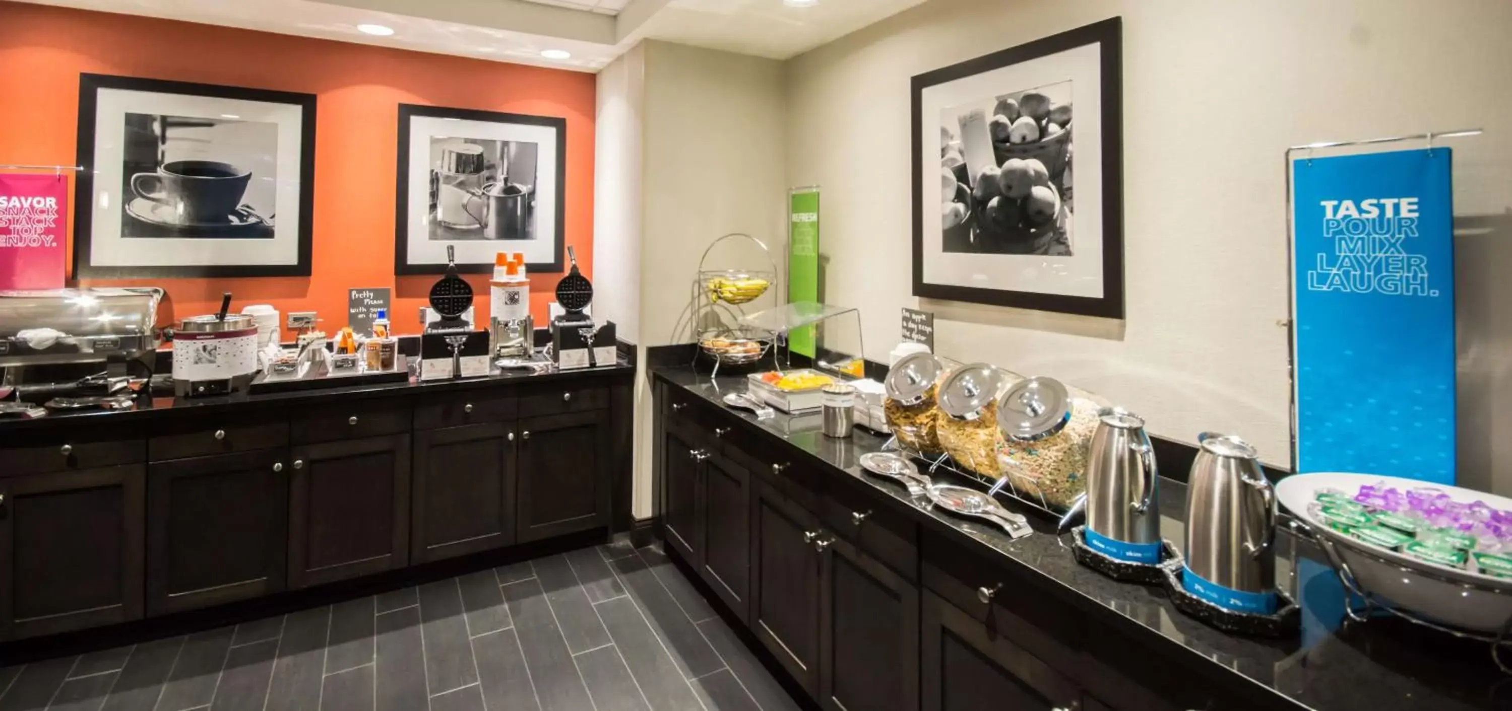 Dining area, Restaurant/Places to Eat in Hampton Inn & Suites Orlando near SeaWorld