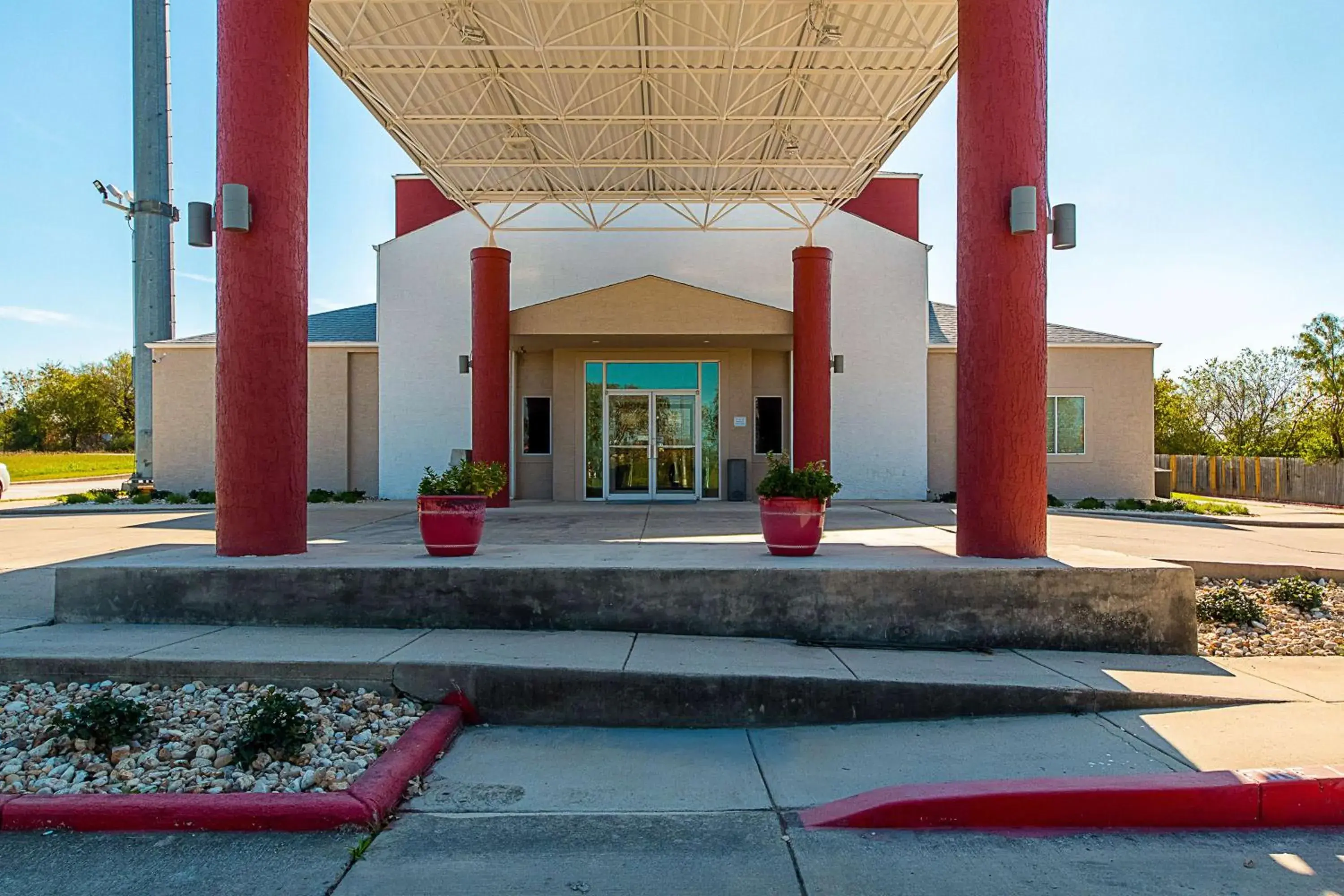 Property building, Swimming Pool in Motel 6 San Antonio, TX - Downtown - Alamo Dome