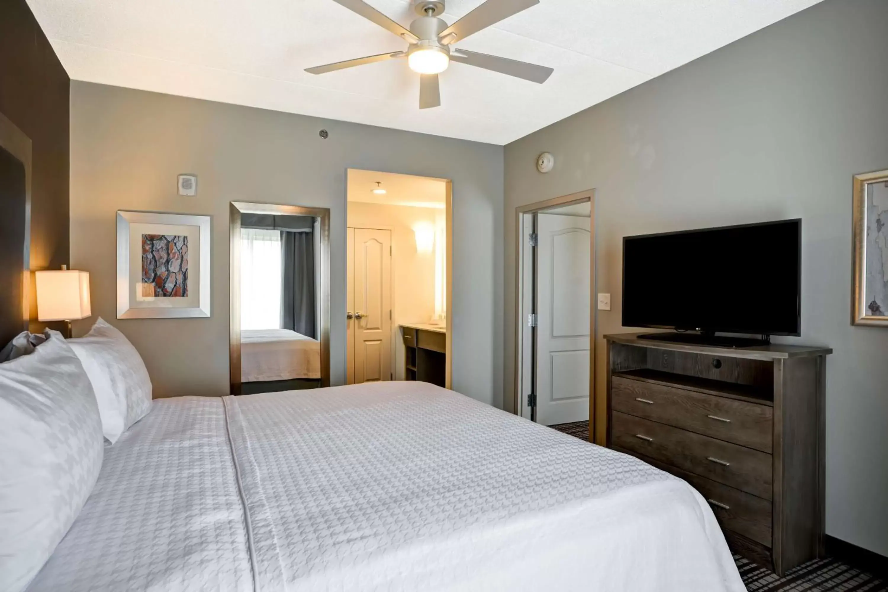 Bed in Homewood Suites by Hilton Nashville Franklin