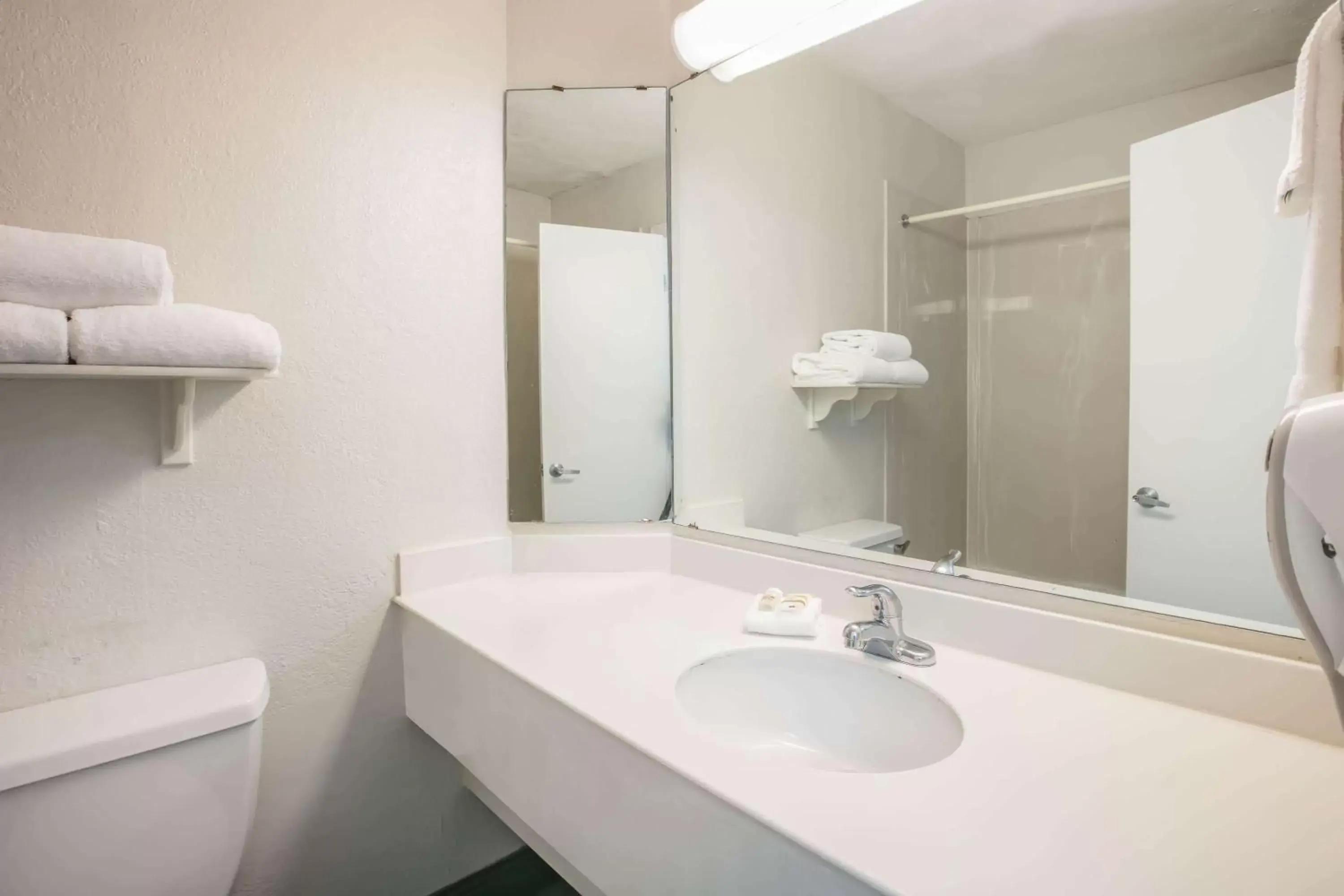 Bathroom in La Quinta Inn by Wyndham Dallas Uptown