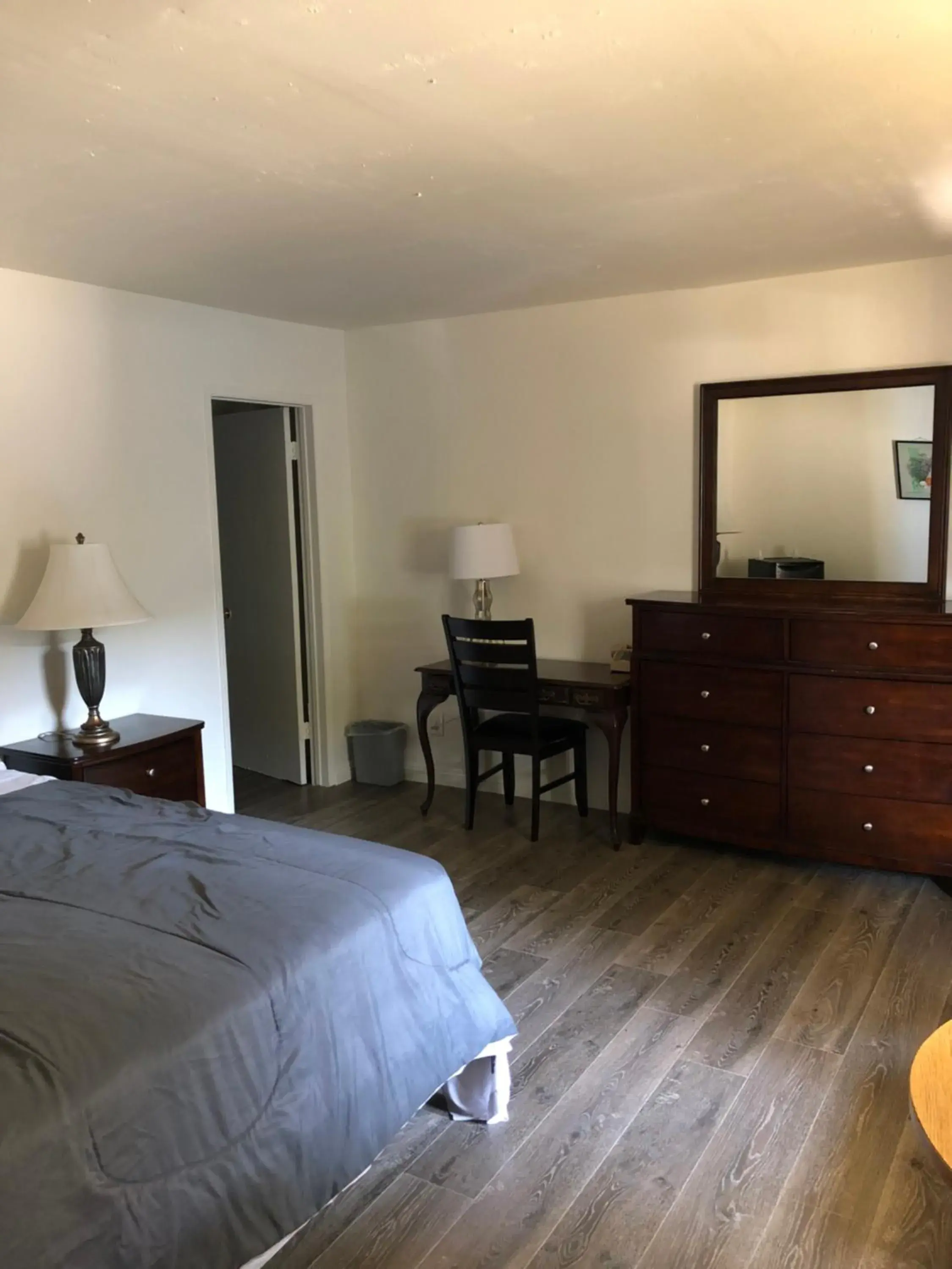 Bed in King Lodge Motel Bed in King Lodge Motel