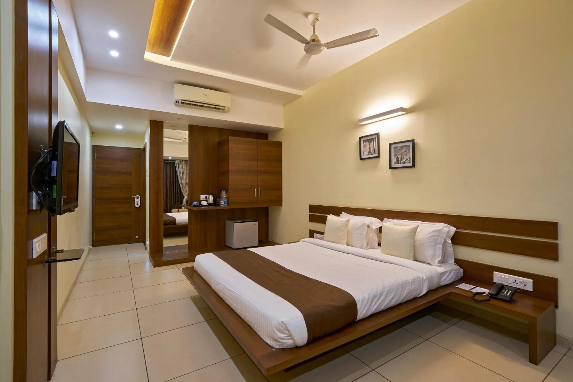 Bedroom, Bed in Hotel 3 Leaves NEAR CENTRAL BUS STAND
