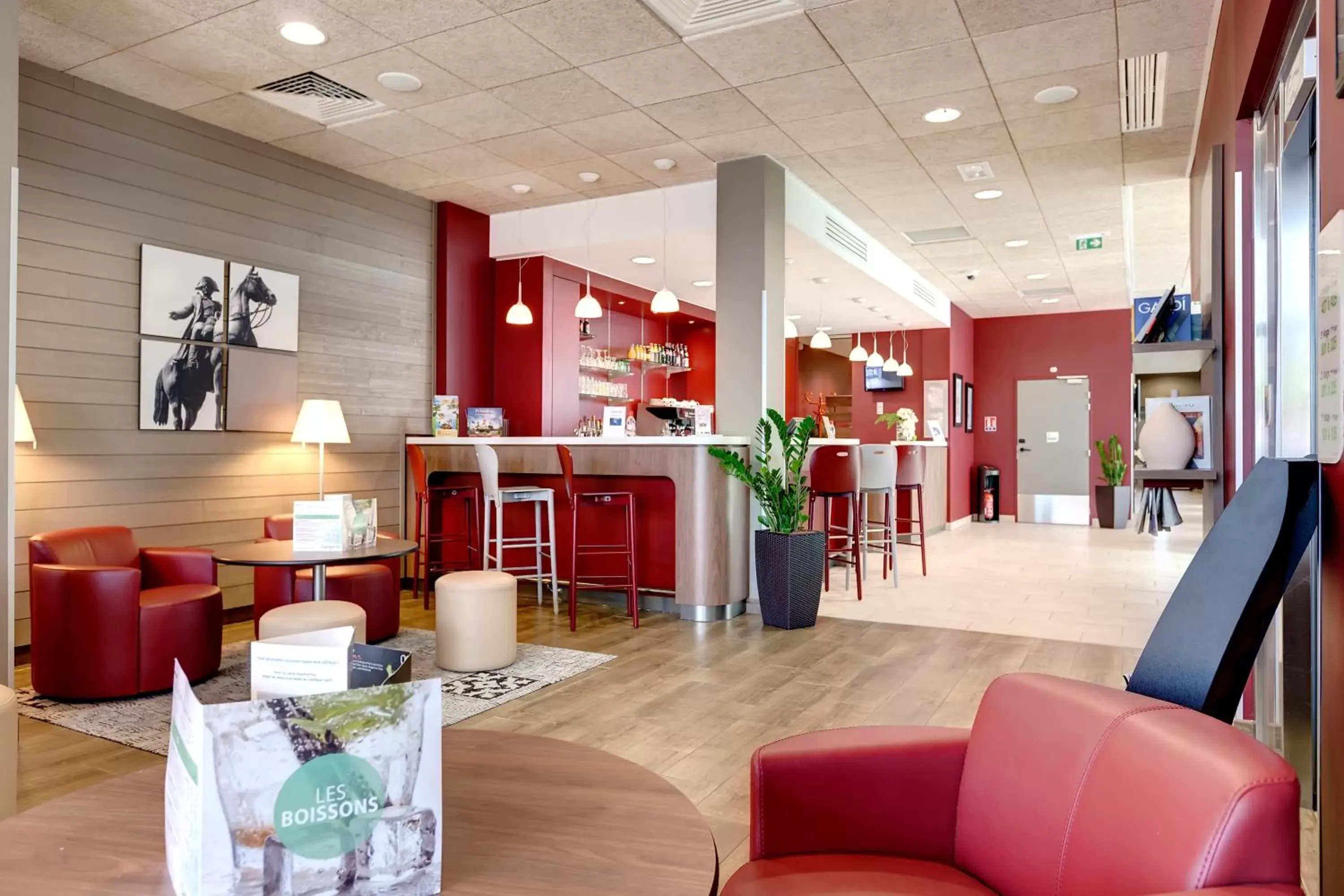 Lounge or bar, Lobby/Reception in Campanile La Roche Sur Yon Centre Gare