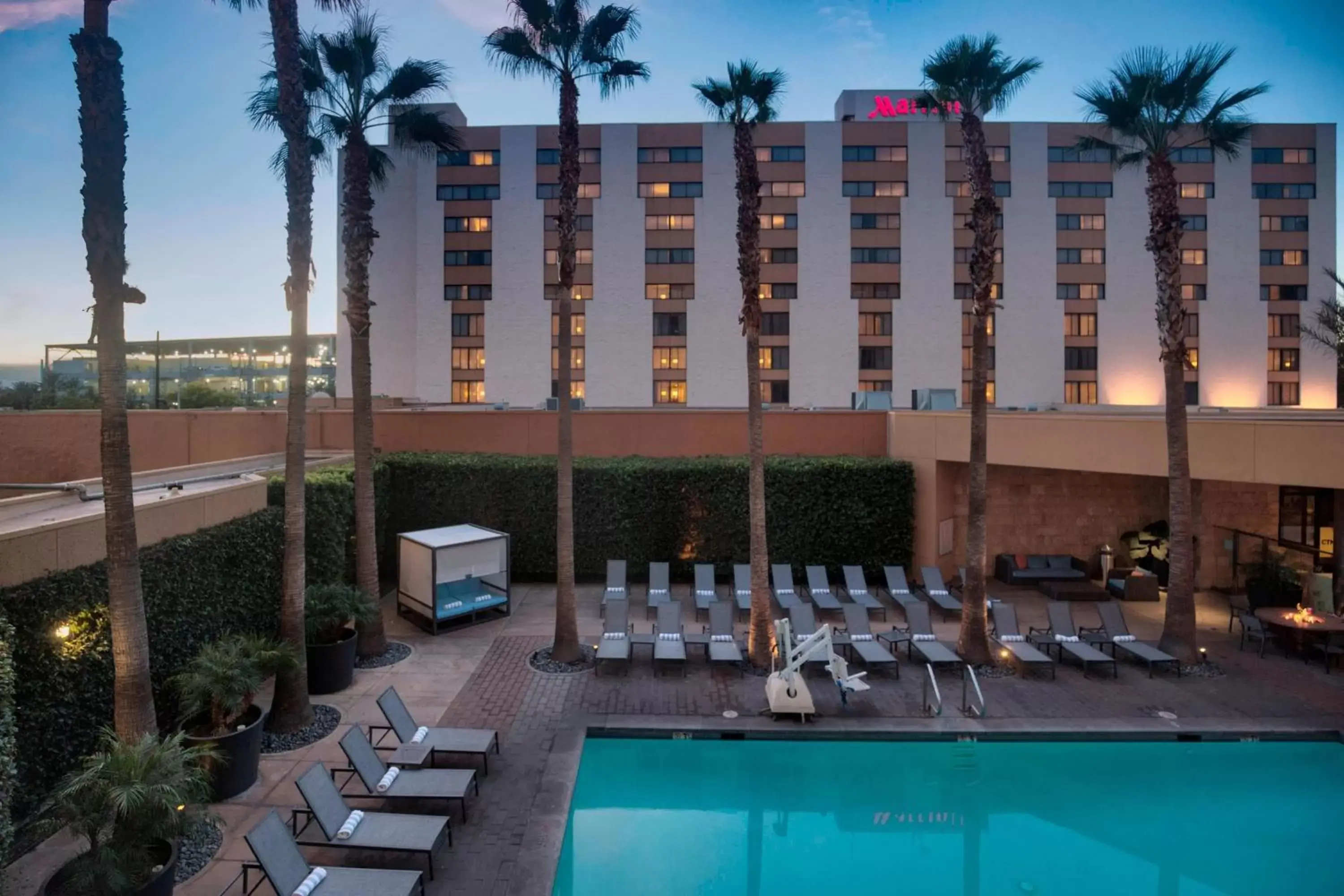 Swimming pool, Pool View in Los Angeles Marriott Burbank Airport