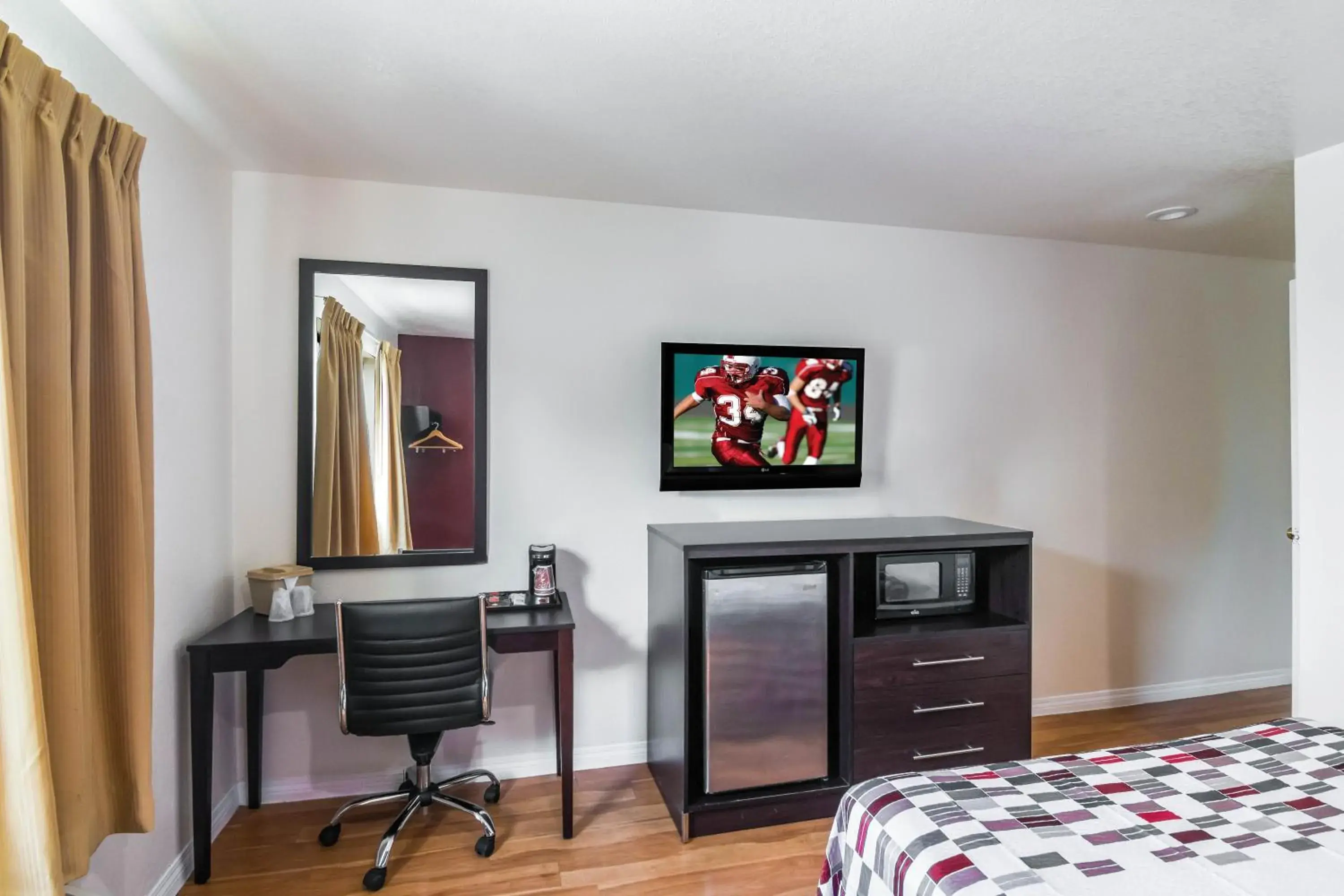 Photo of the whole room, TV/Entertainment Center in Red Roof Inn Palmdale - Lancaster