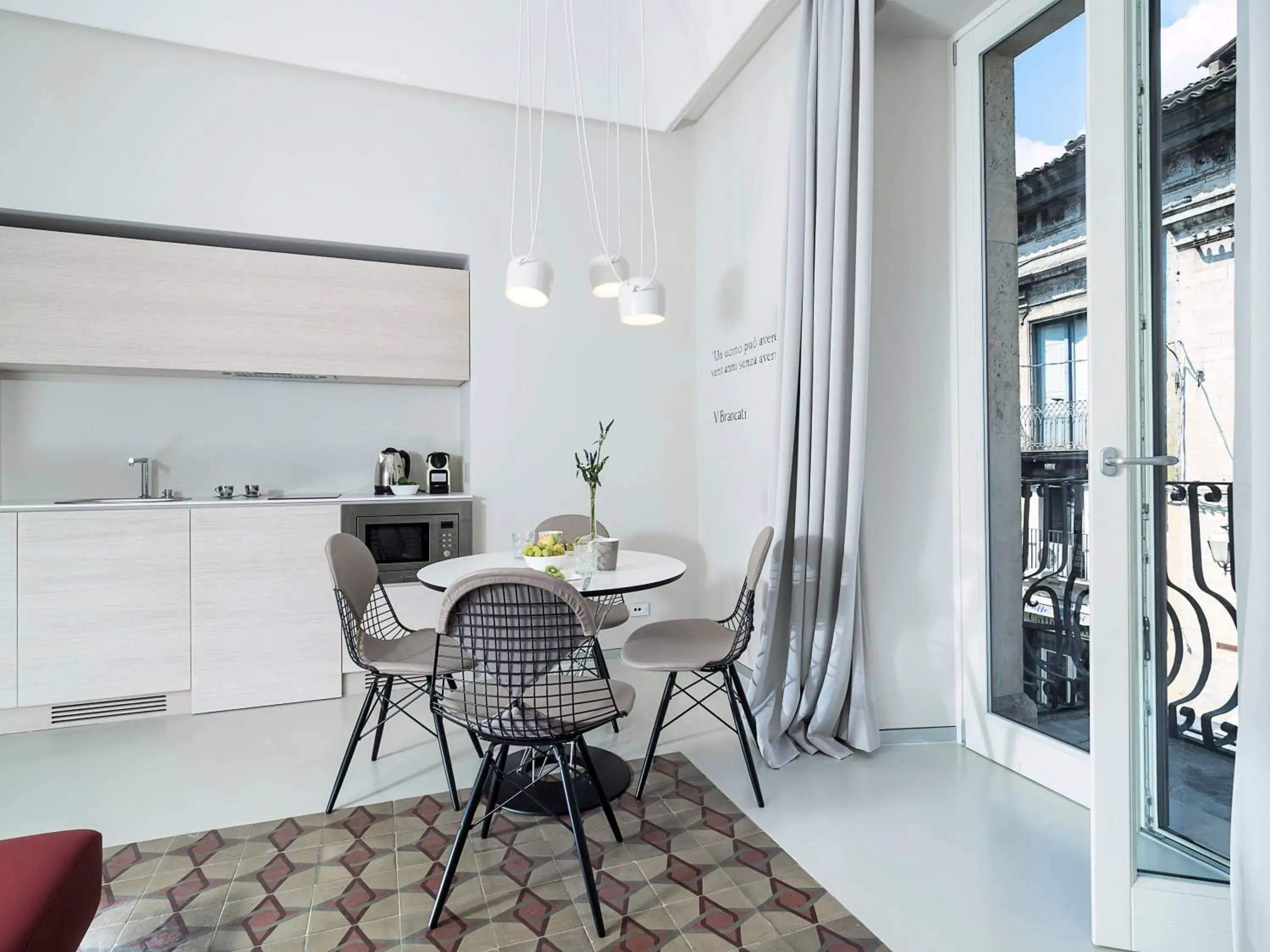 Seating area, Kitchen/Kitchenette in Duomo Suites & Spa