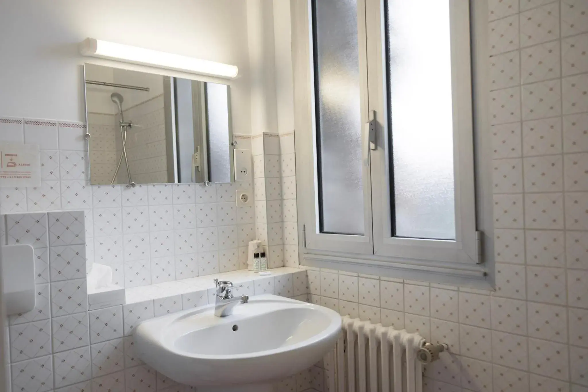 Bathroom in Cit'Hotel Aéro-Hotel