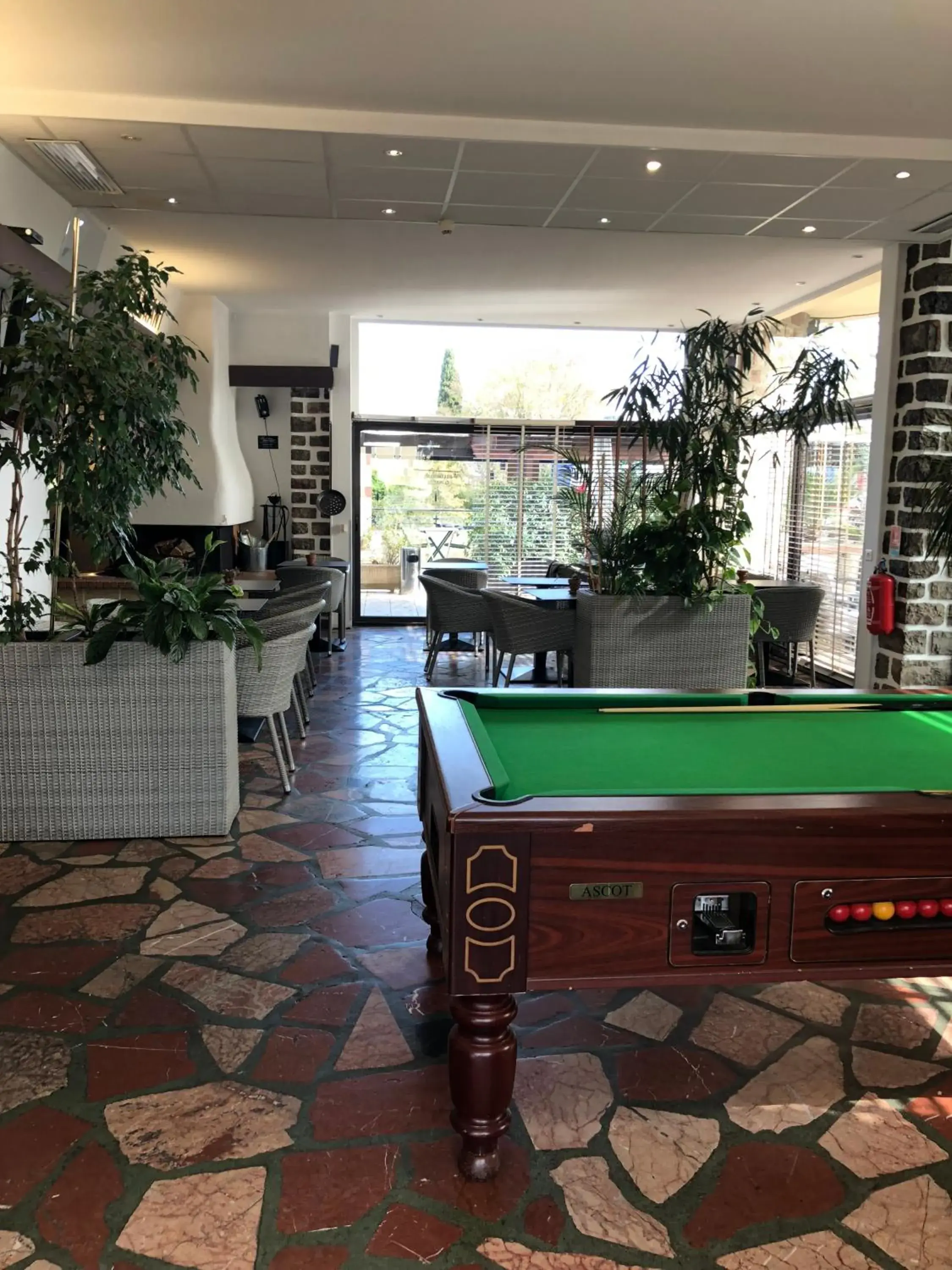 Living room, Billiards in Hôtel restaurant Mon Auberge