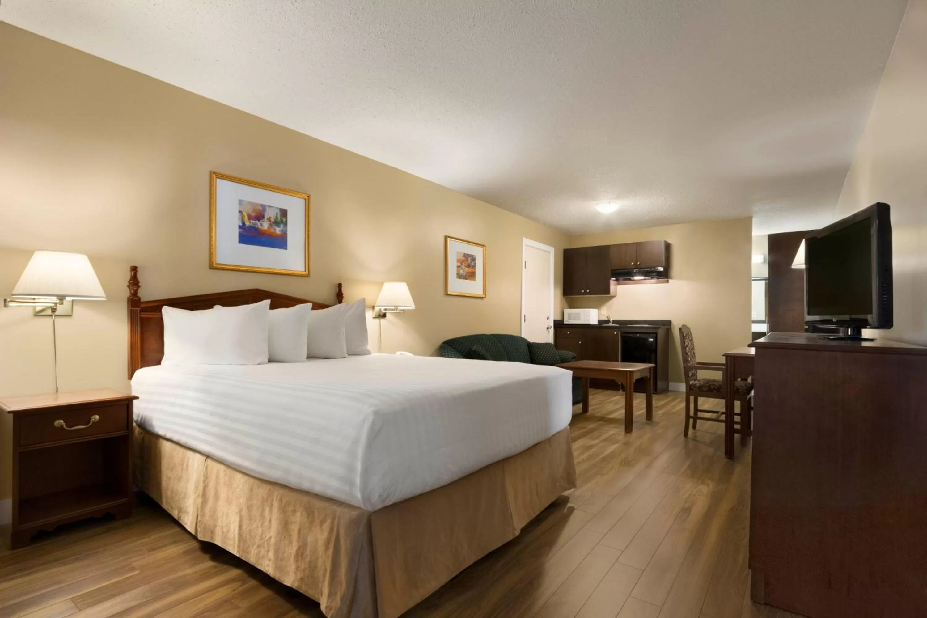 Kitchen or kitchenette, Bed in Days Inn by Wyndham Vernon