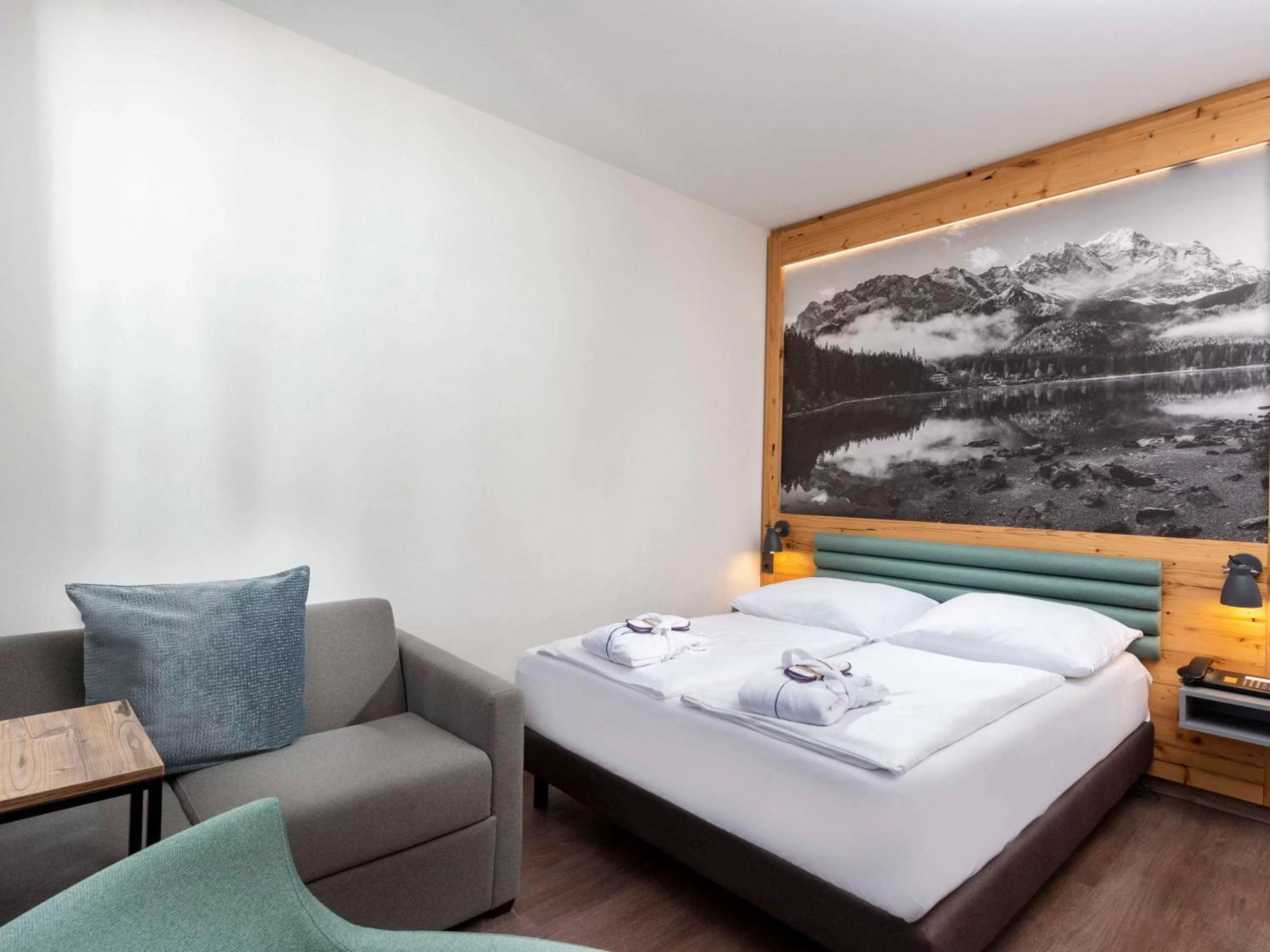 Standard Queen Room with Sofa in Mercure Hotel Garmisch Partenkirchen