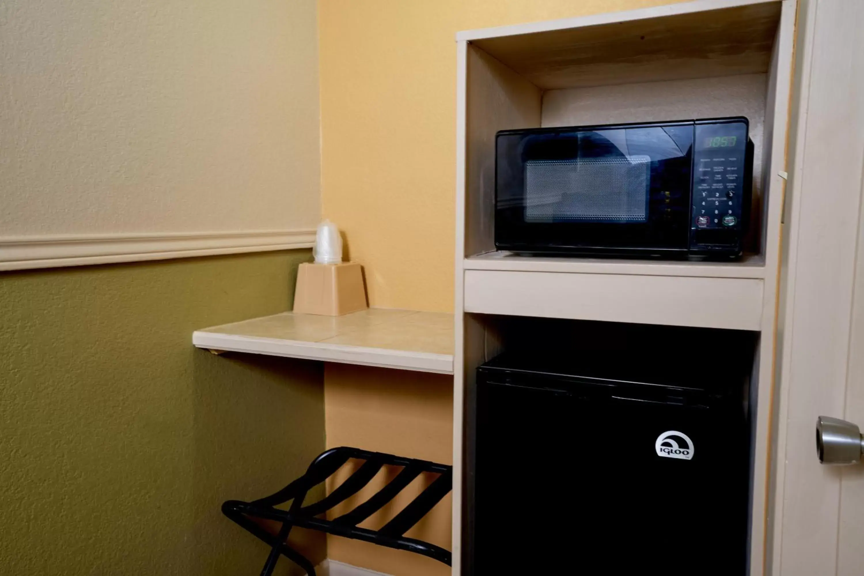 TV/Entertainment Center in Family Garden Inn & Suites