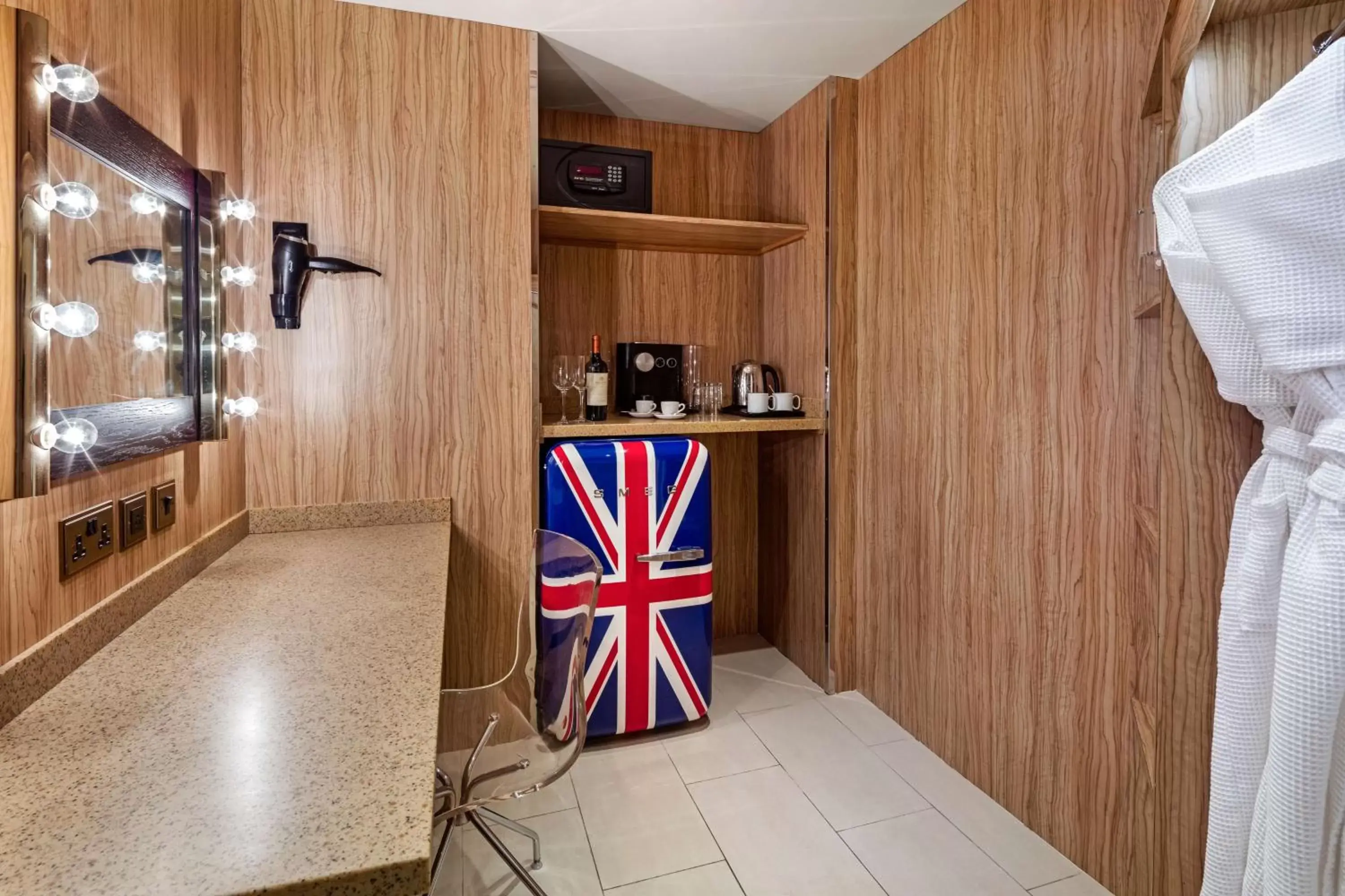 Photo of the whole room, Kitchen/Kitchenette in Radisson Blu Edwardian Mercer Street Hotel, London