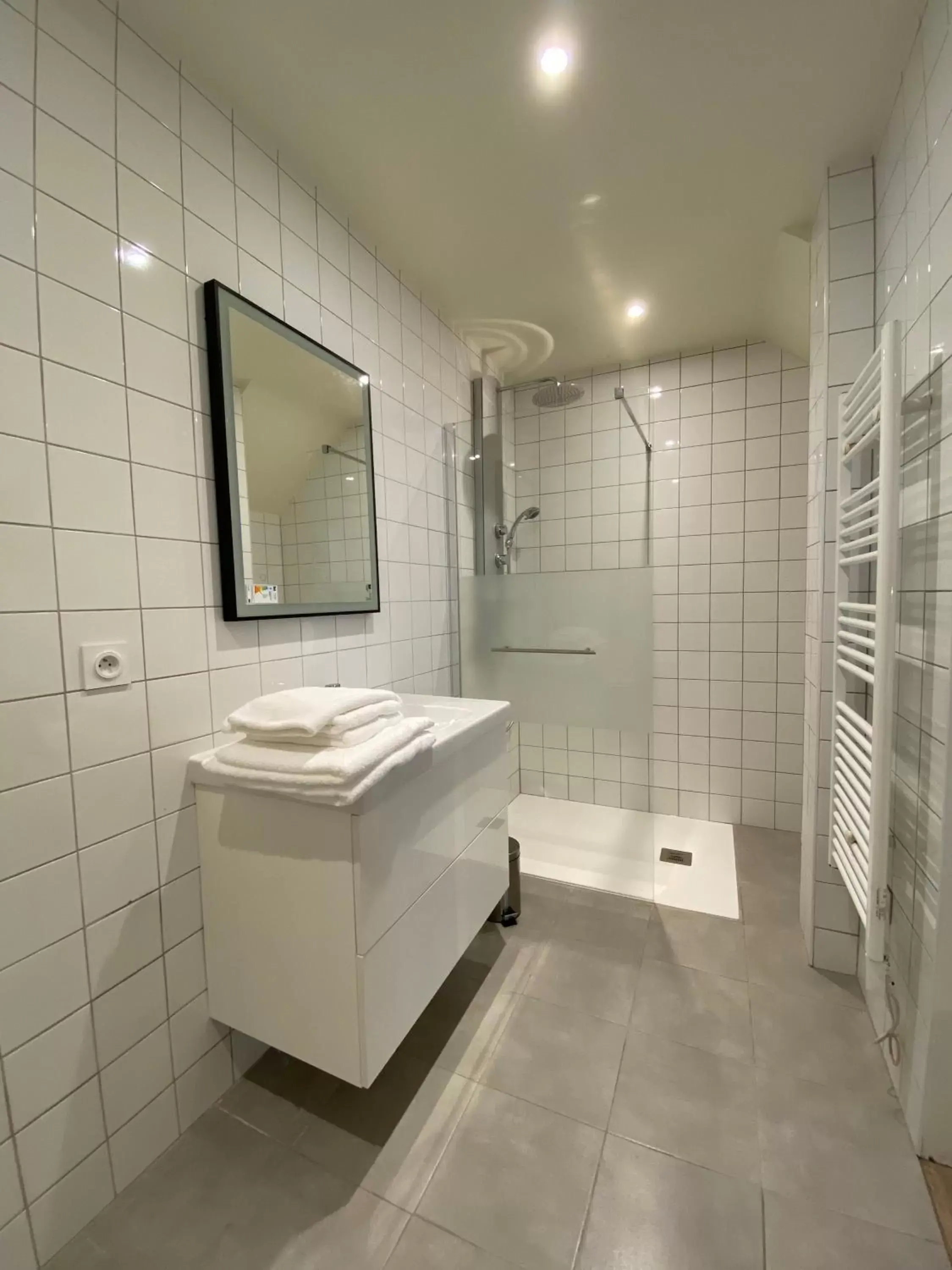 Shower, Bathroom in Mayrena Hotel Restaurant - Destination Le Tréport Mers