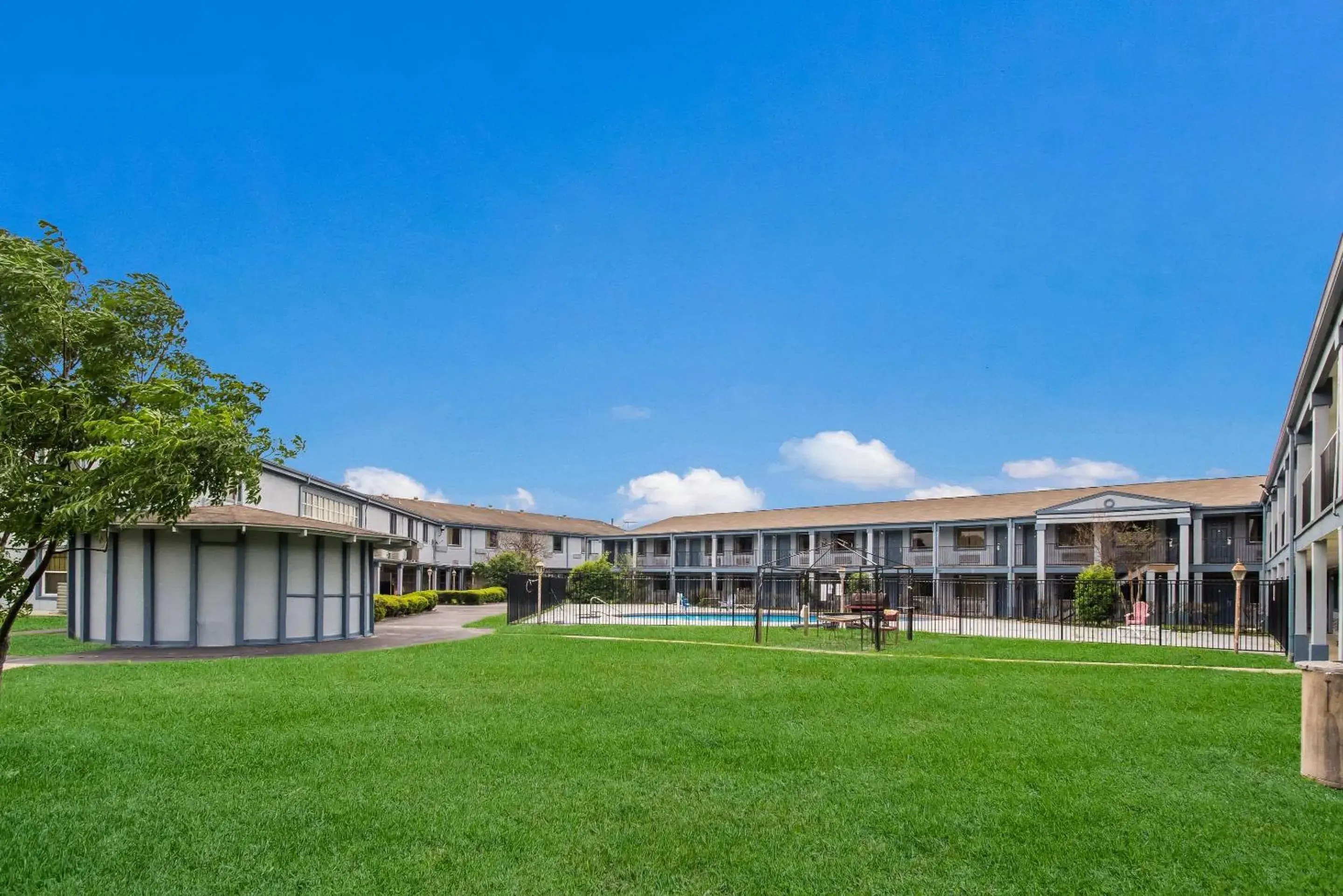 Swimming pool, Property Building in Rodeway Inn