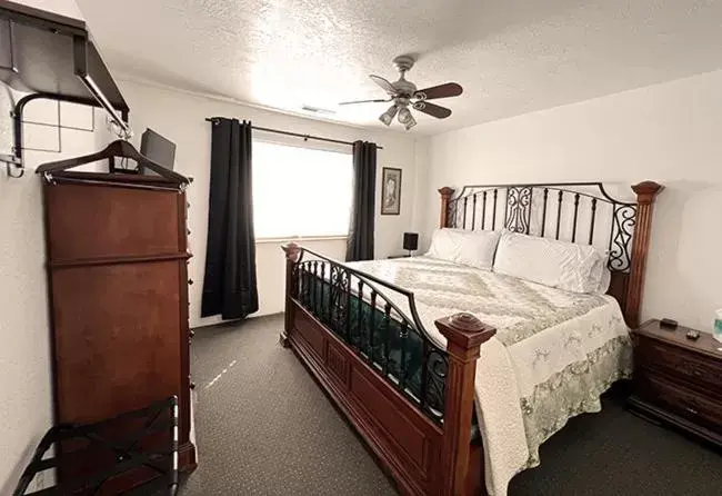 Photo of the whole room, Bed in THE SNUGGLE INN