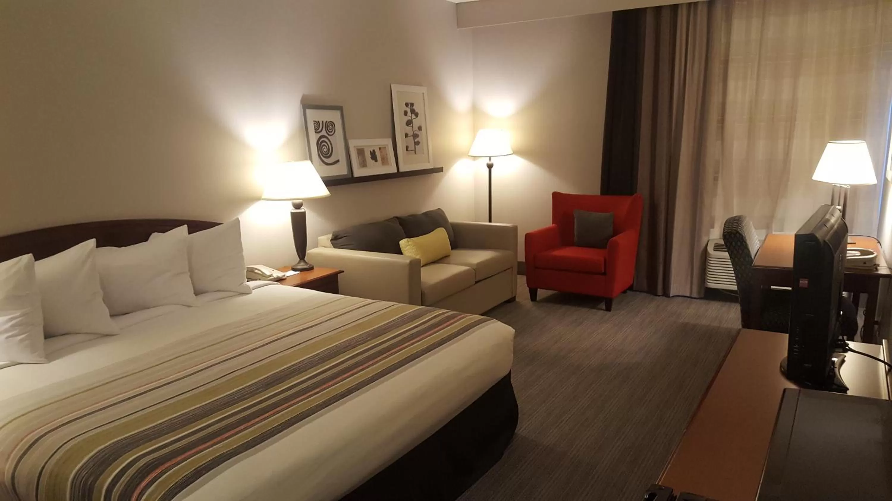 Bed in Country Inn & Suites by Radisson, Bryant Little Rock , AR