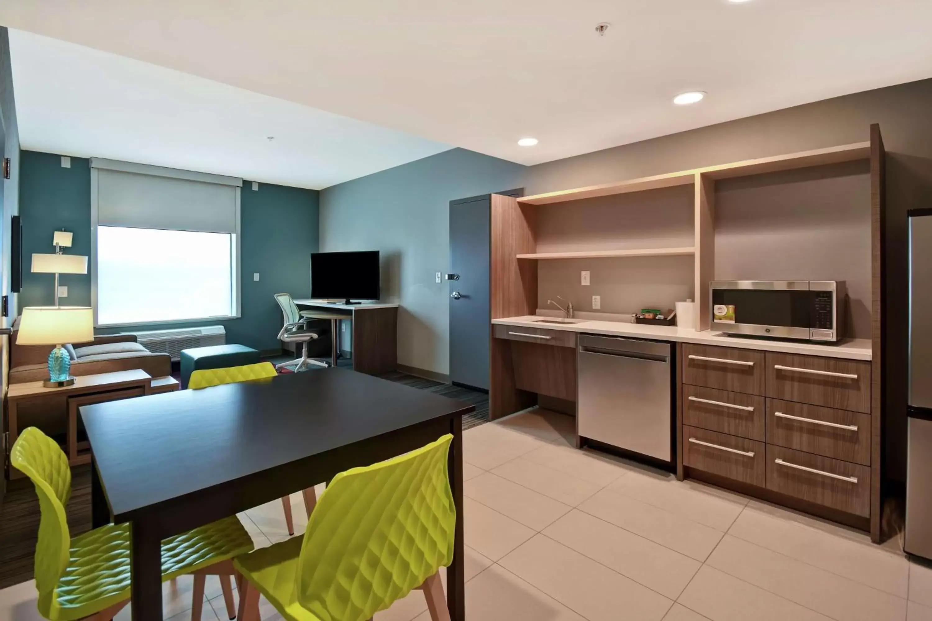 Bedroom, Kitchen/Kitchenette in Home2 Suites By Hilton Shreveport