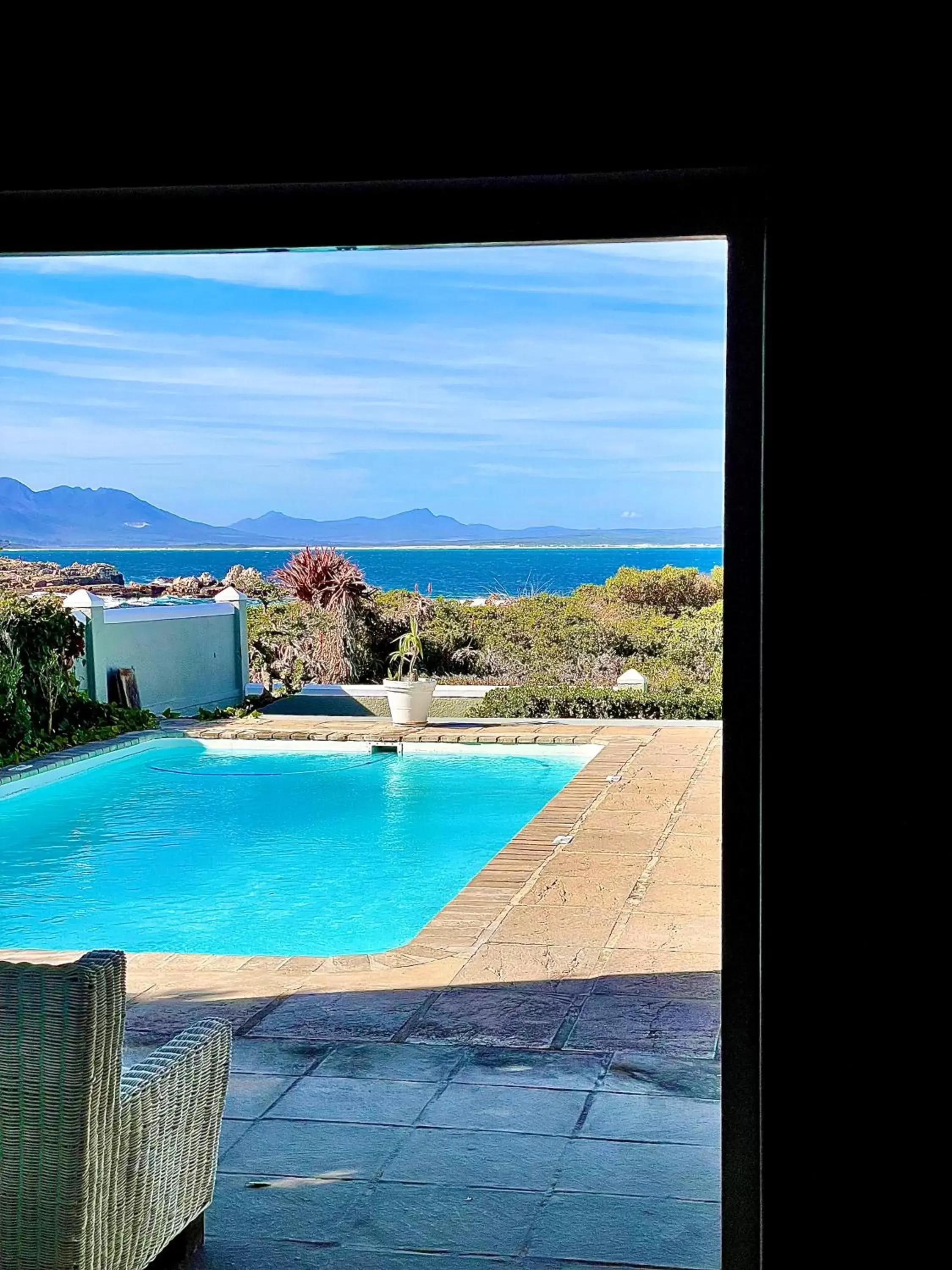 Deluxe Double Room with Sea View in 11 WESTCLIFF RENTALS Deluxe Double Room with Sea View in 11 WESTCLIFF RENTALS