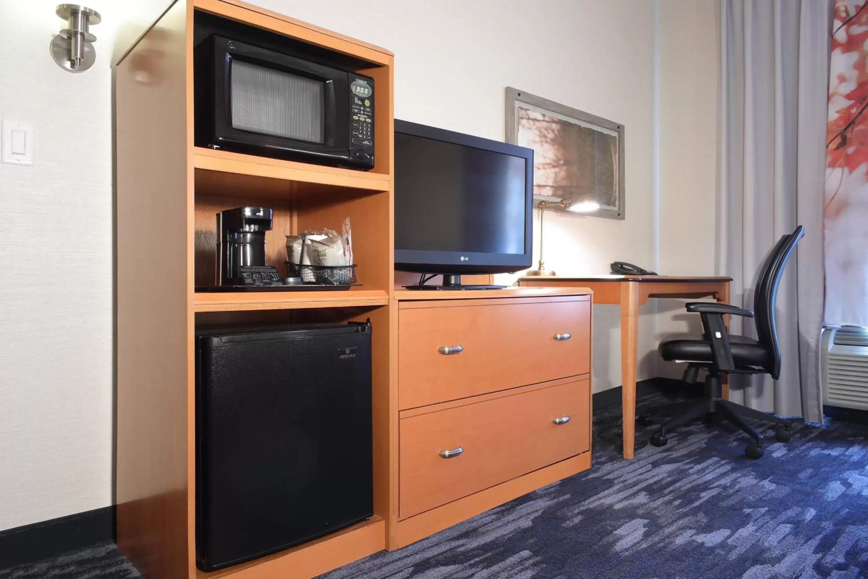 Photo of the whole room, TV/Entertainment Center in Fairfield Inn & Suites by Marriott Millville Vineland