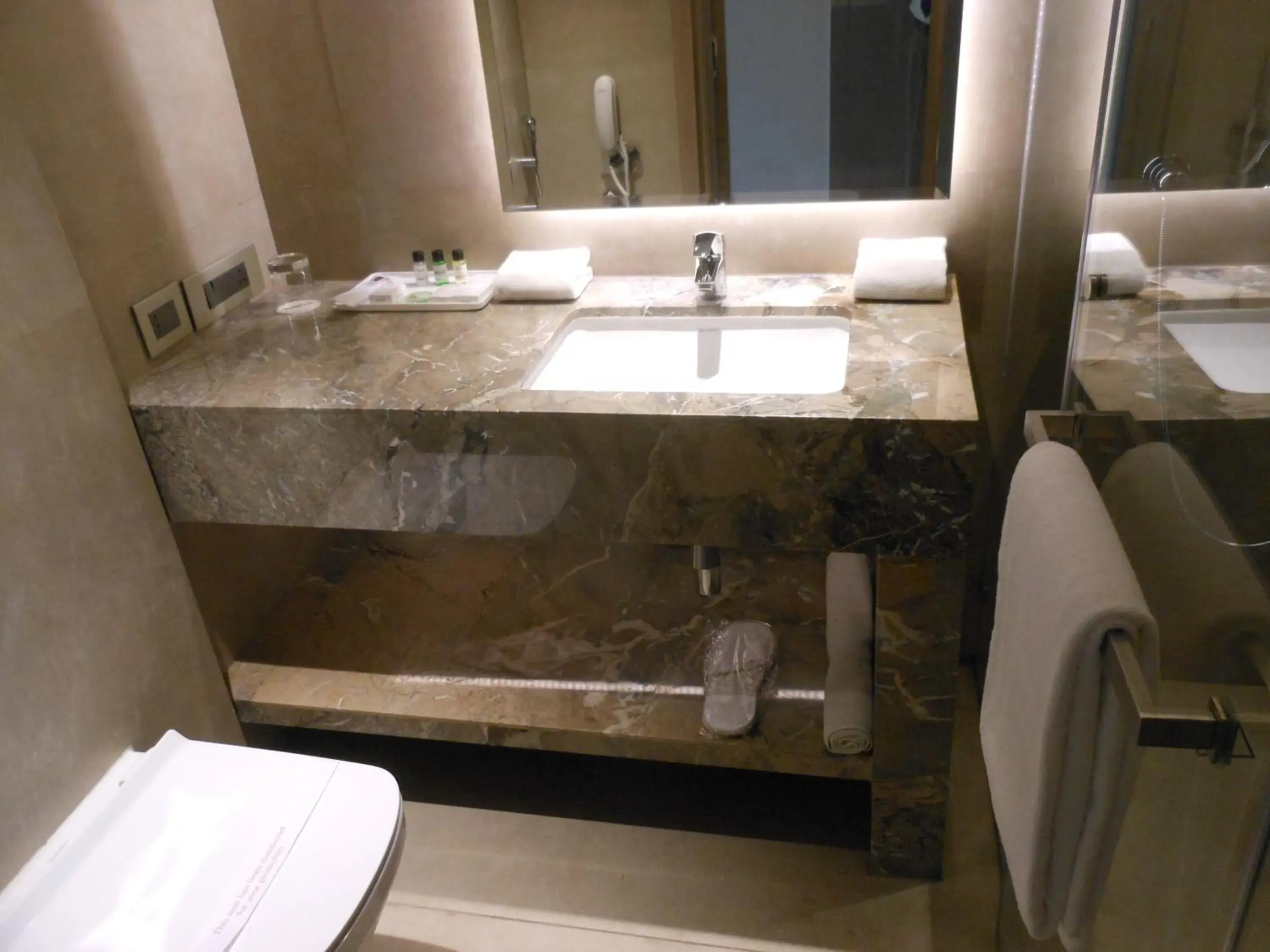 Bathroom in Hotel Saket 27