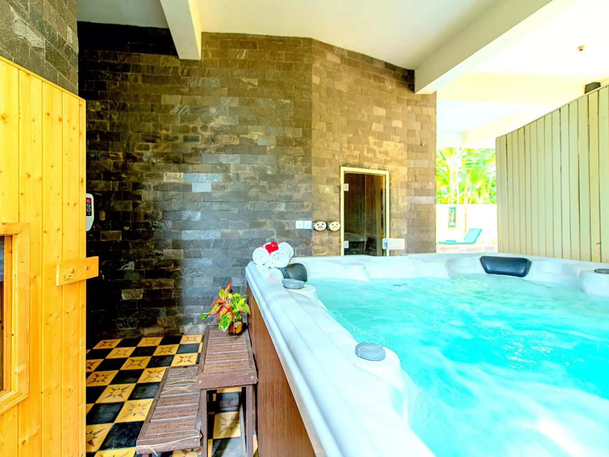 Hot Spring Bath, Swimming Pool in Residence Wat Damnak